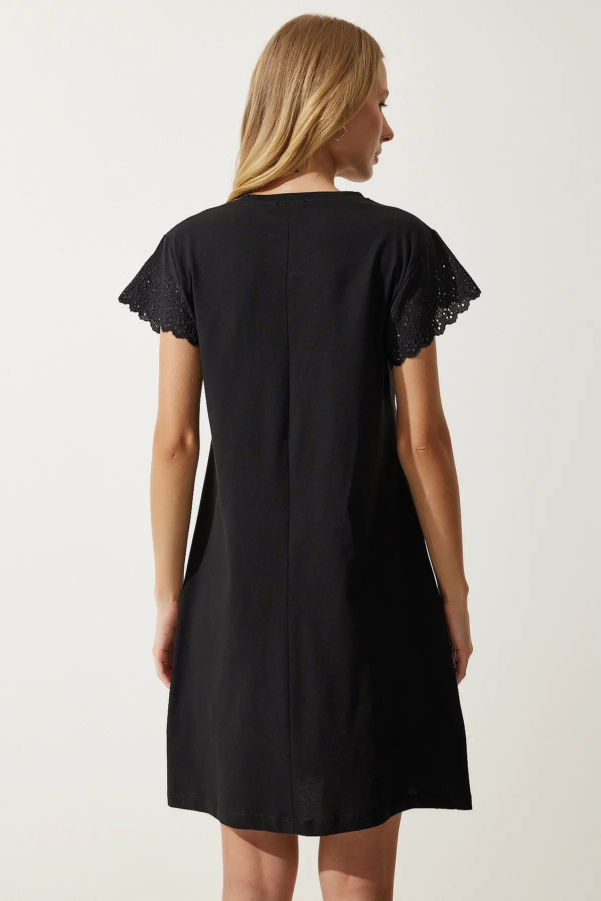 Happiness İstanbul  Schwarzes, gewelltes Strickkleid für Damen BF00094