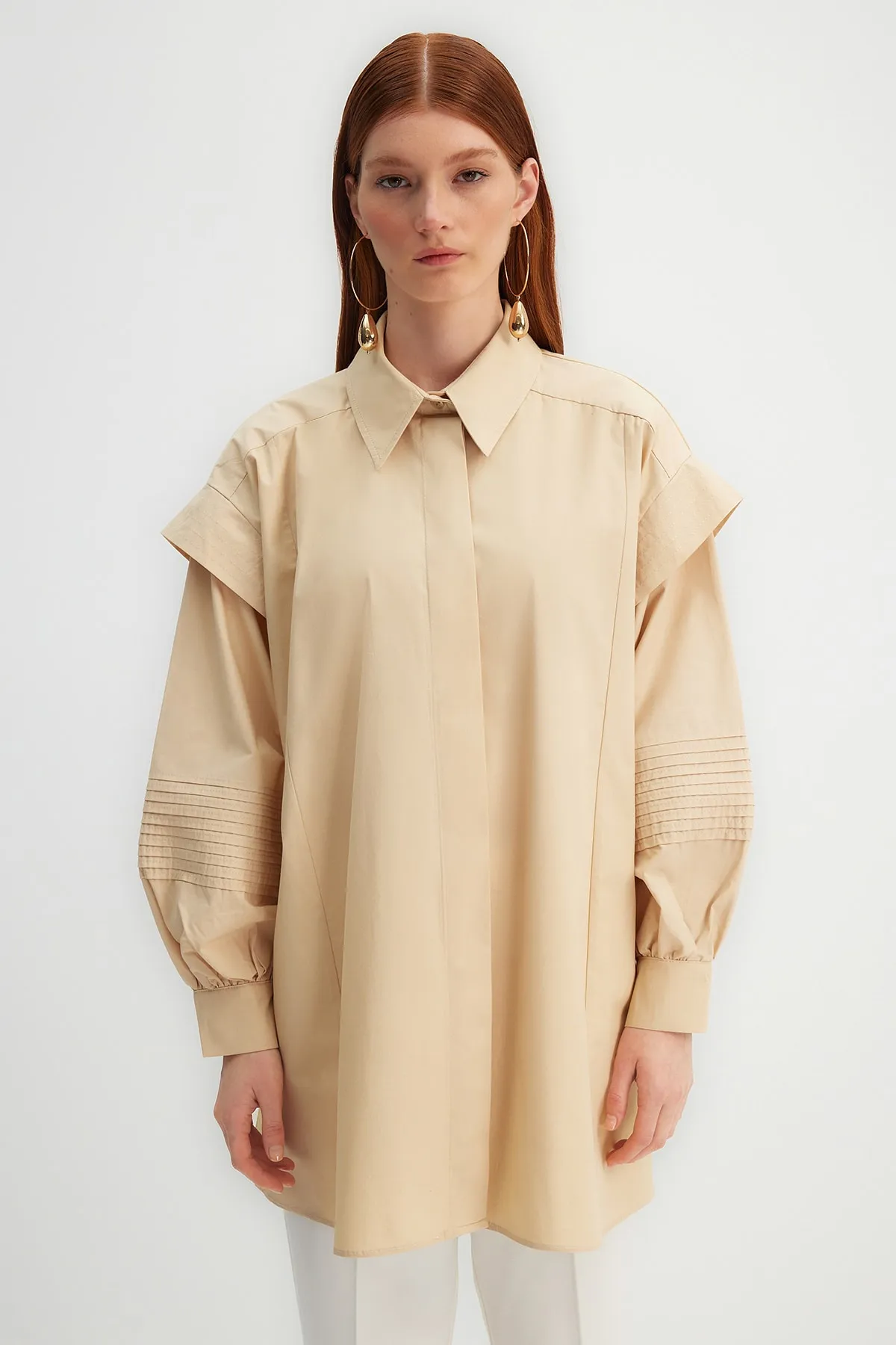 Trendyol Modest  Kevser Sarıoglu Weißes Hemd aus 100 % gewebtem Popeline mit gerippten Nähten TCLSS23TG00002