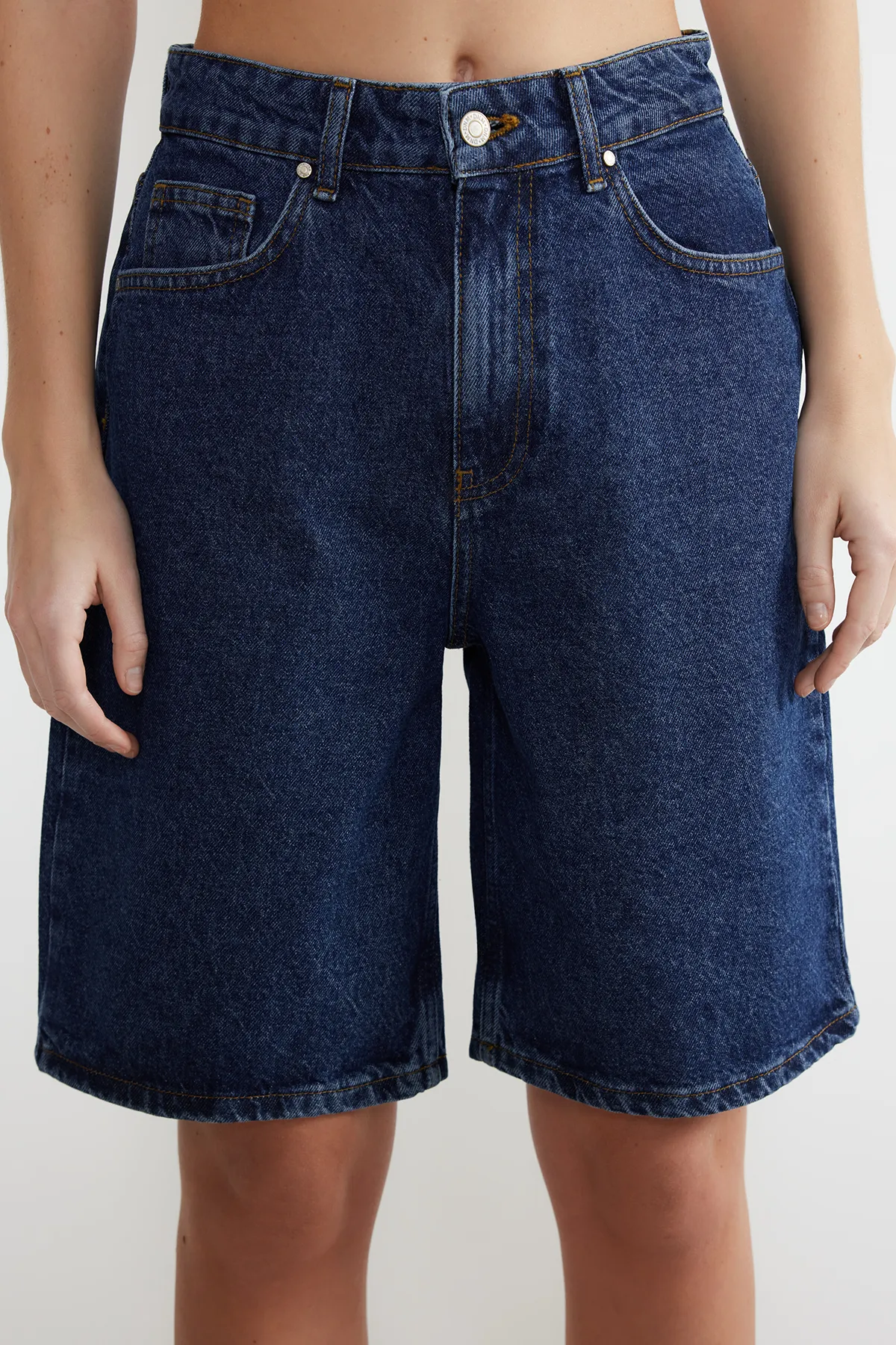 Trendyol Collection  Blaue Jeansshorts mit hoher Taille und Bermuda TWOSS24SR00016