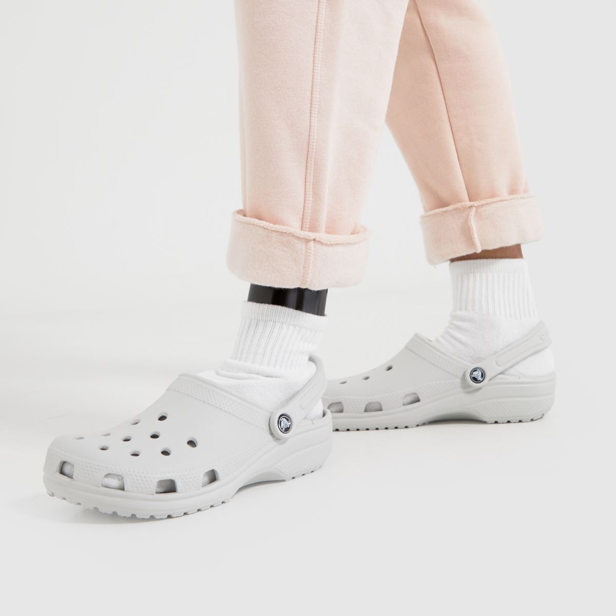 Crocs Classic klumpa szandál világosszürke színben
