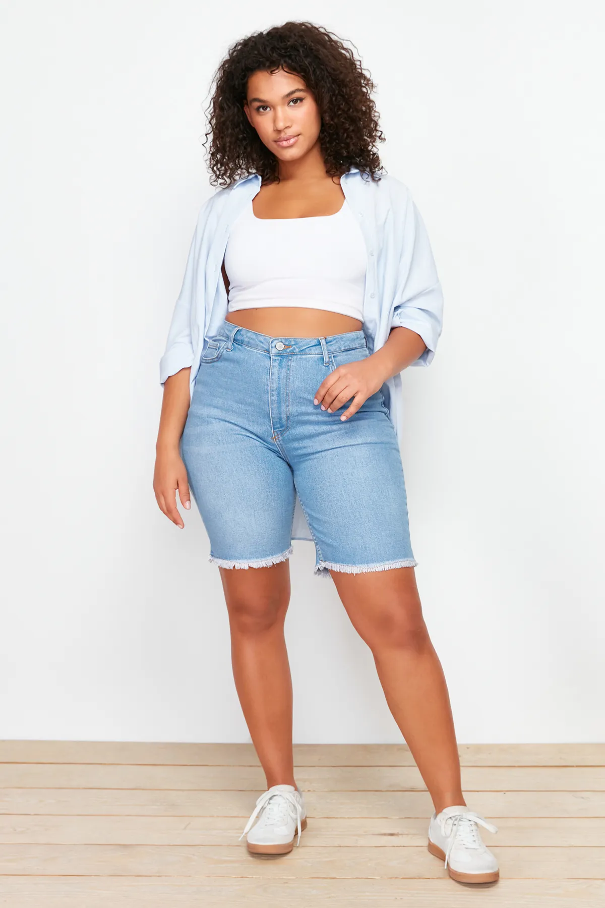 Trendyol Curve  Blaue, dehnbare Skinny-Jeansshorts mit Quasten und Details am Bein TBSSS24AP00012