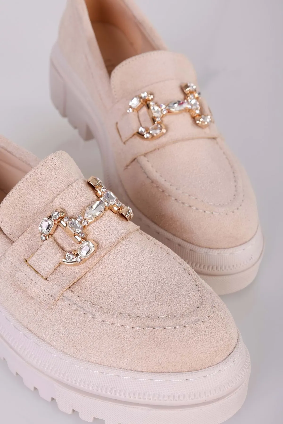 Shoeberry  Damen-Loafer Lucie aus beigem Wildleder mit Steinschnalle
