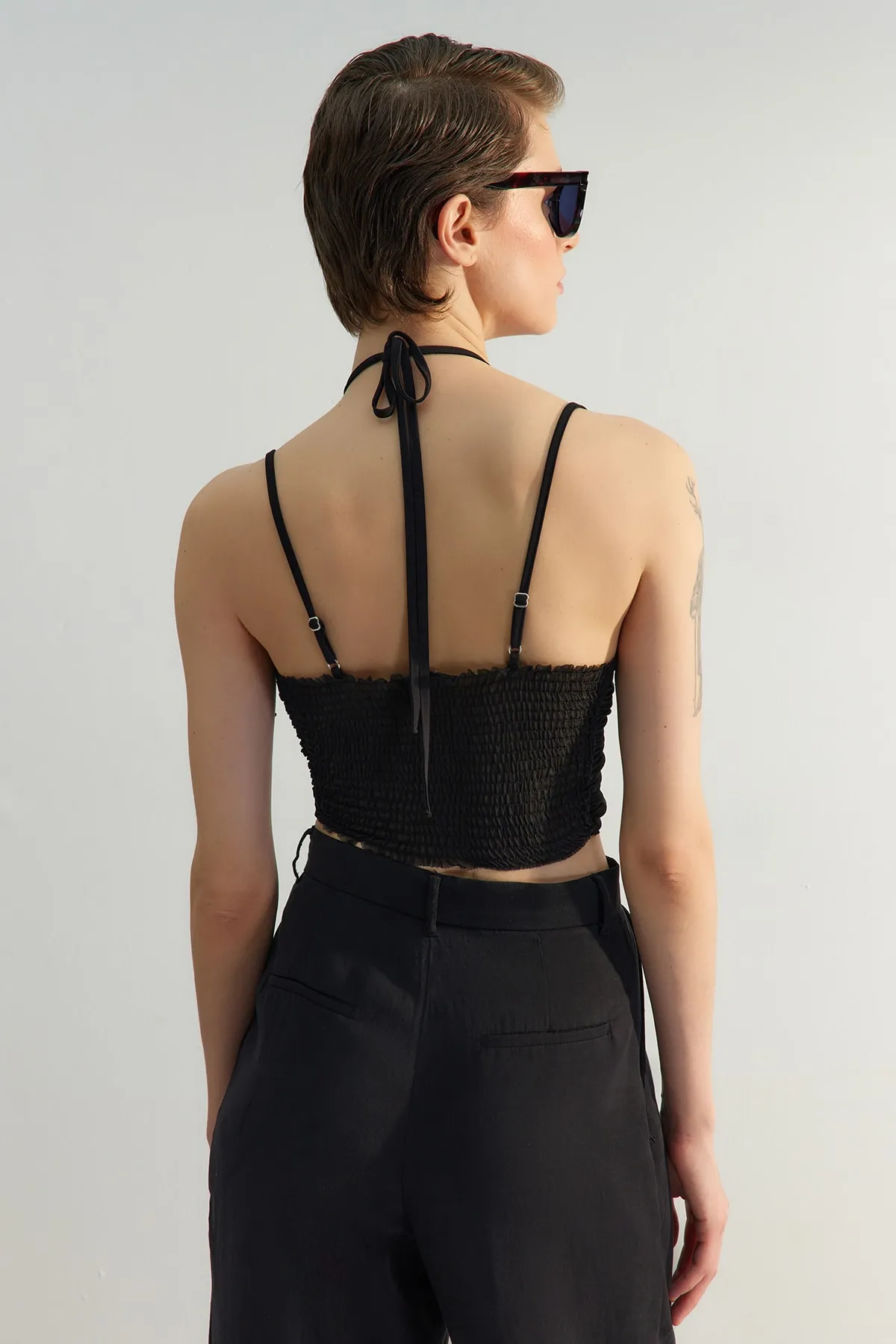 Trendyol Collection  Schwarzes, detailliertes Bustier mit V-Ausschnitt in limitierter Auflage TPRSS23BS00091