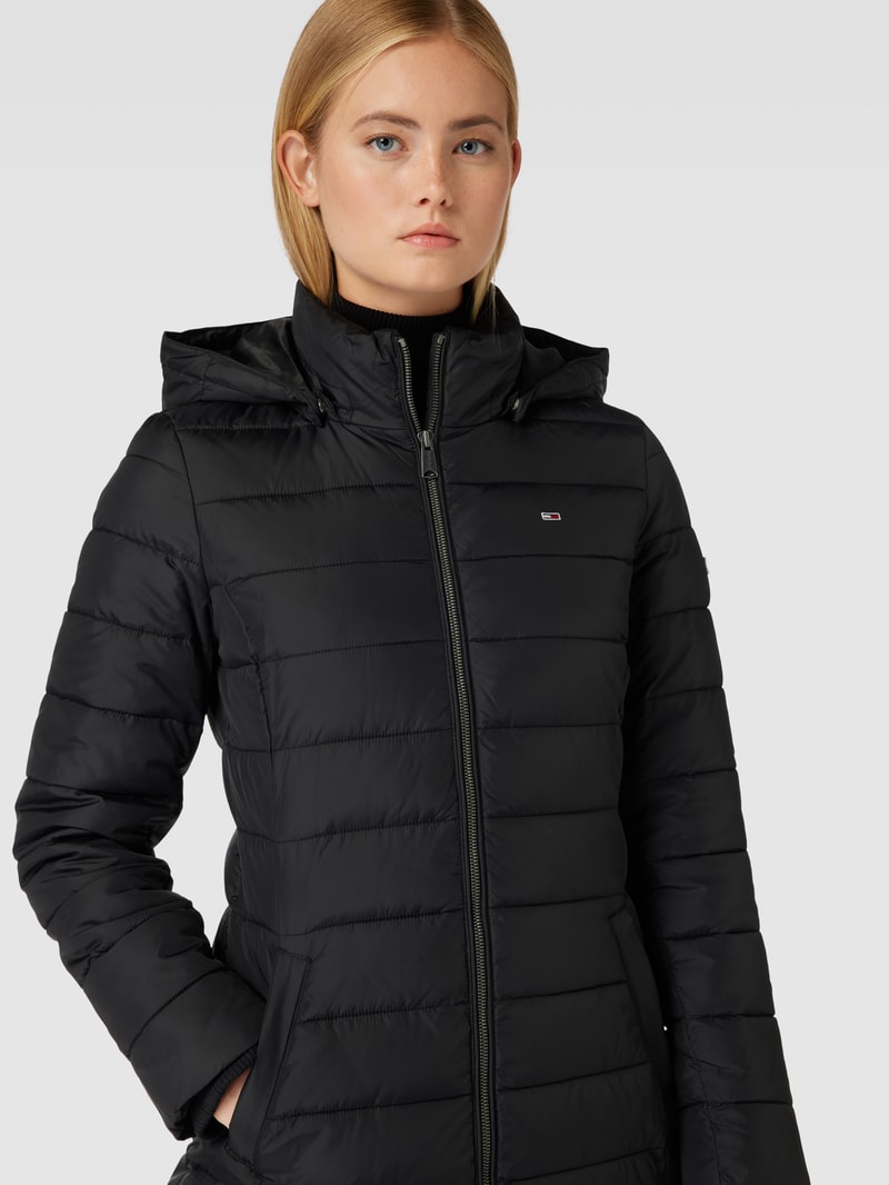 Steppmantel mit Kapuze in schwarz
