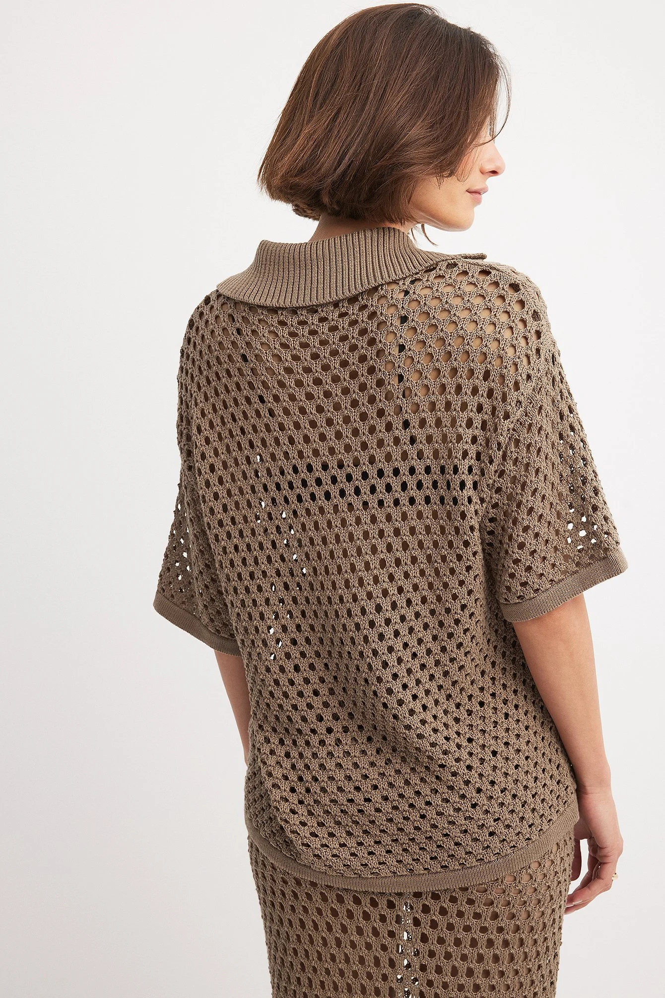 Lochgestrickter Kurzarmpullover mit Knöpfen
