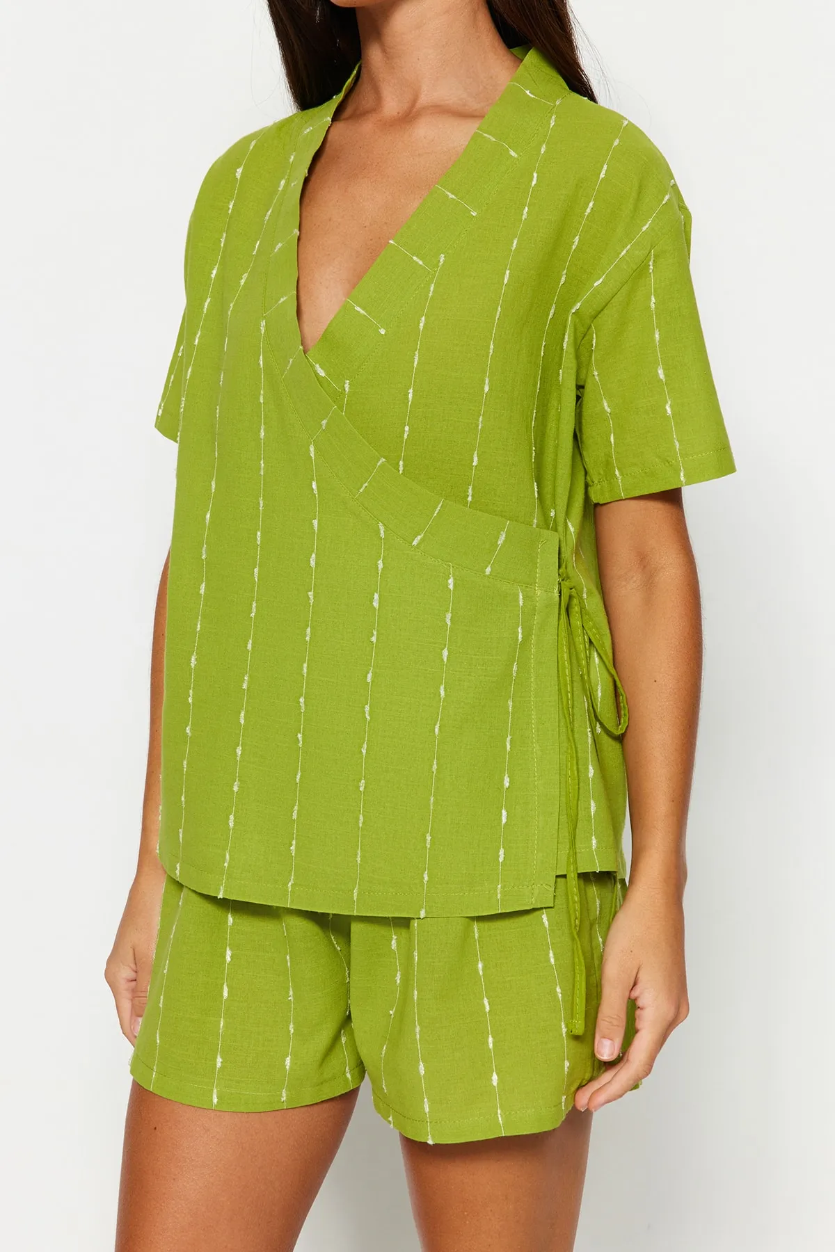Trendyol Collection  Hellgrün gestreiftes Pyjama-Set aus 100 % Baumwolle und Viskose, weite Passform, T-Shirt und Shorts, gewebt THMSS23PT00229