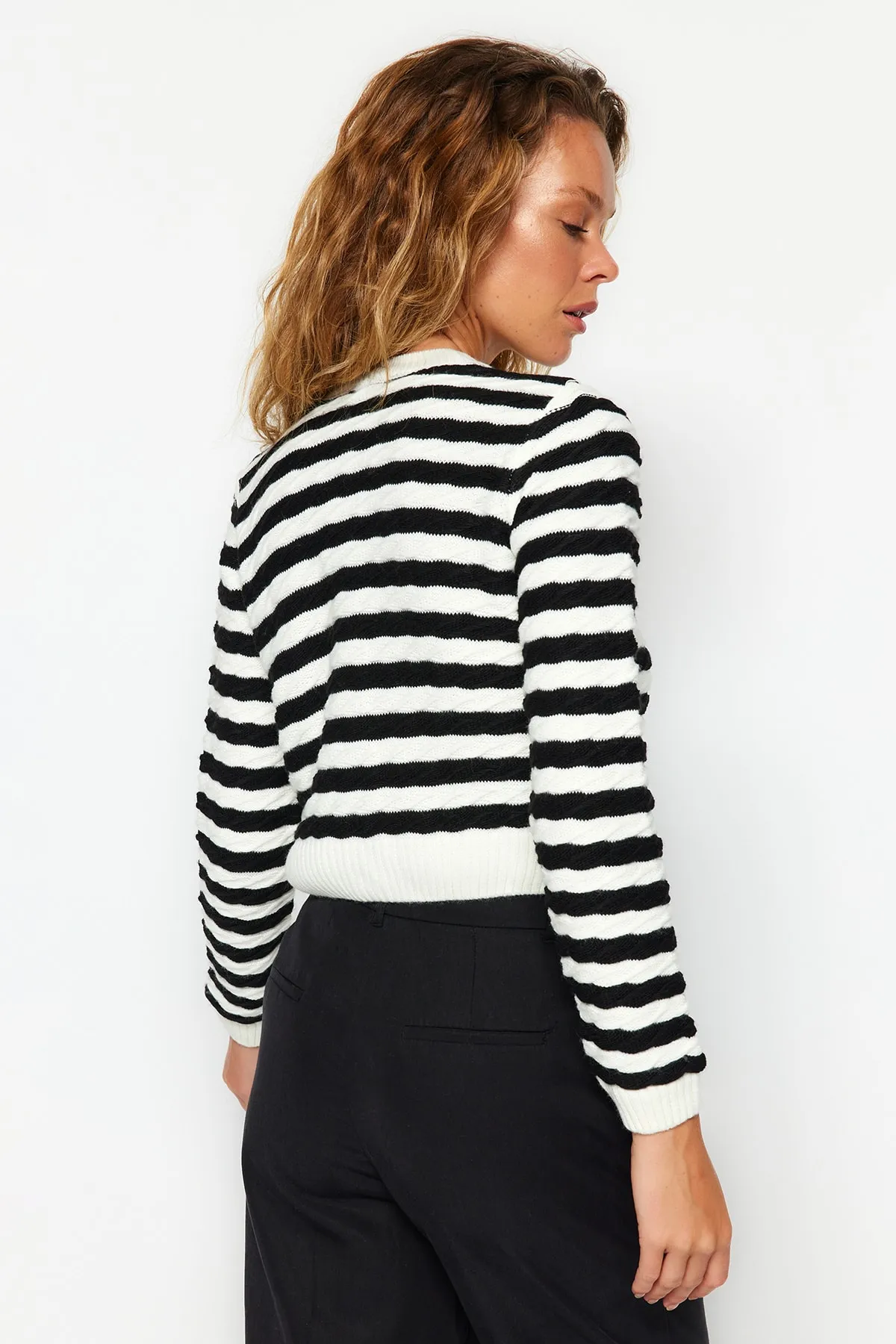 Trendyol Collection  Ecrufarbene, kurze Strickjacke mit Streifenmuster TWOAW24HI00293