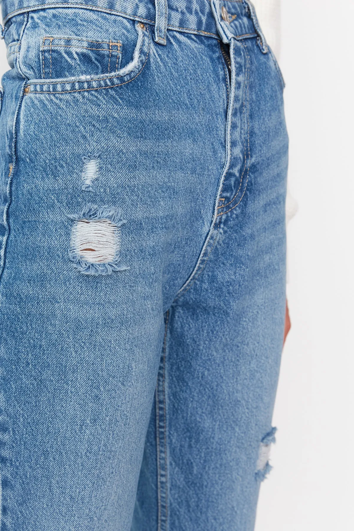Trendyol Collection  Dunkelblaue Mom-Jeans mit zerrissenem Detail und hoher Taille TWOSS21JE0110