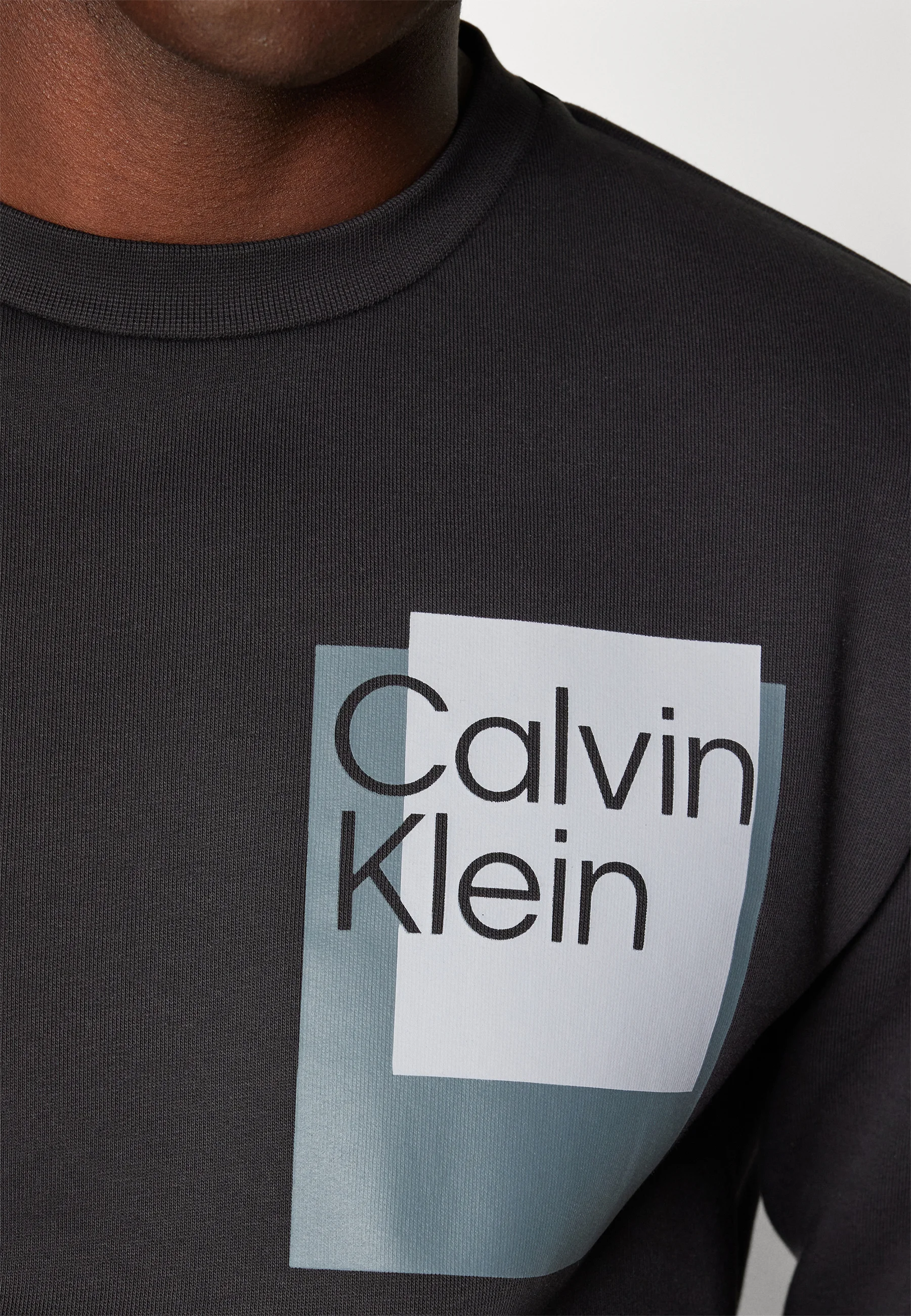 Sudadera con logo de caja superpuesto de Calvin Klein
