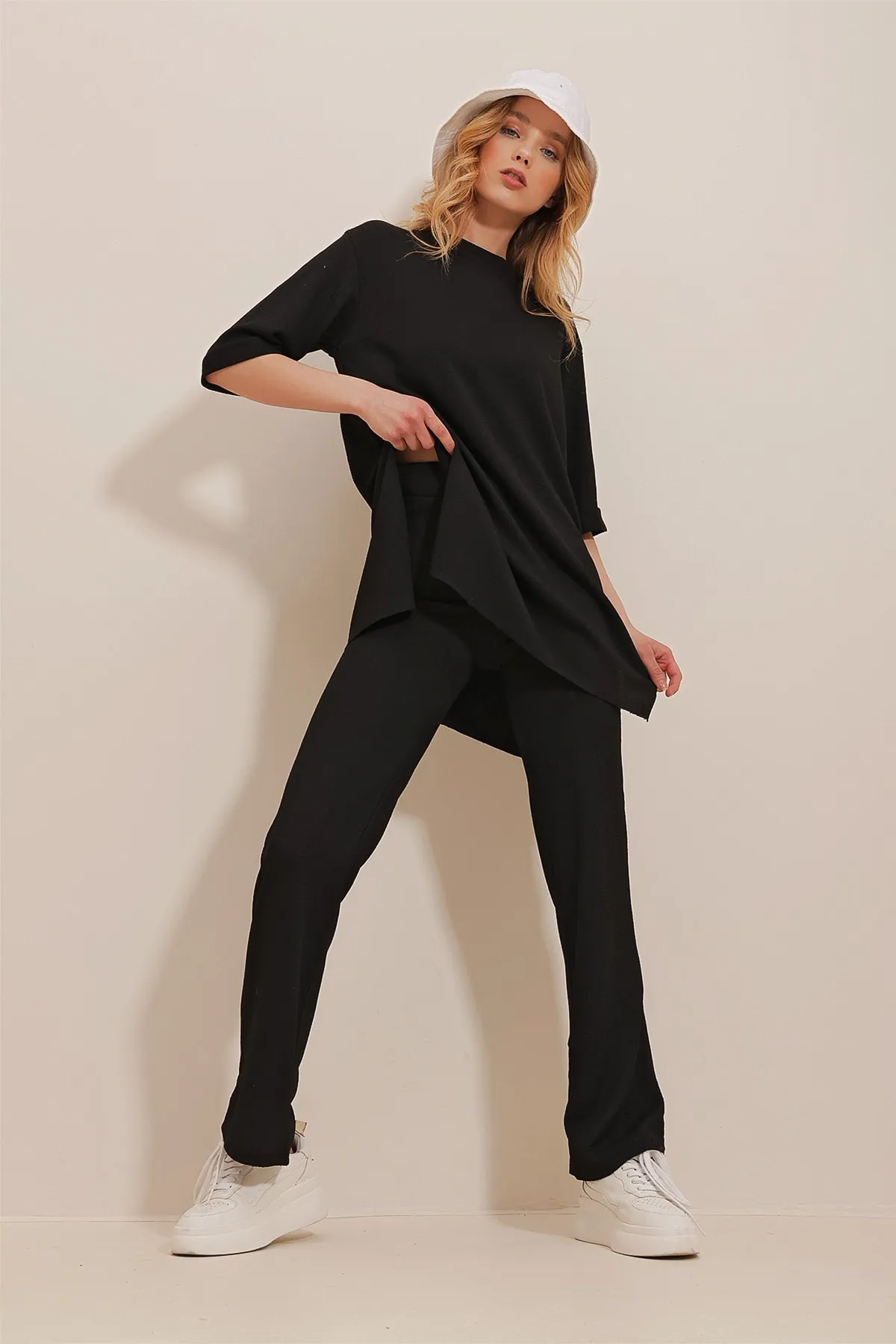 Trend Alaçatı Stili  Schwarzes Hosenset mit Rundhalsausschnitt, zwei Ärmeln und Seitenschlitzen für Damen ALC-X10015