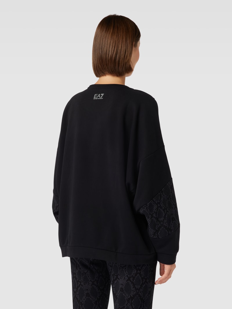 Sweatshirt mit Label-Print in schwarz