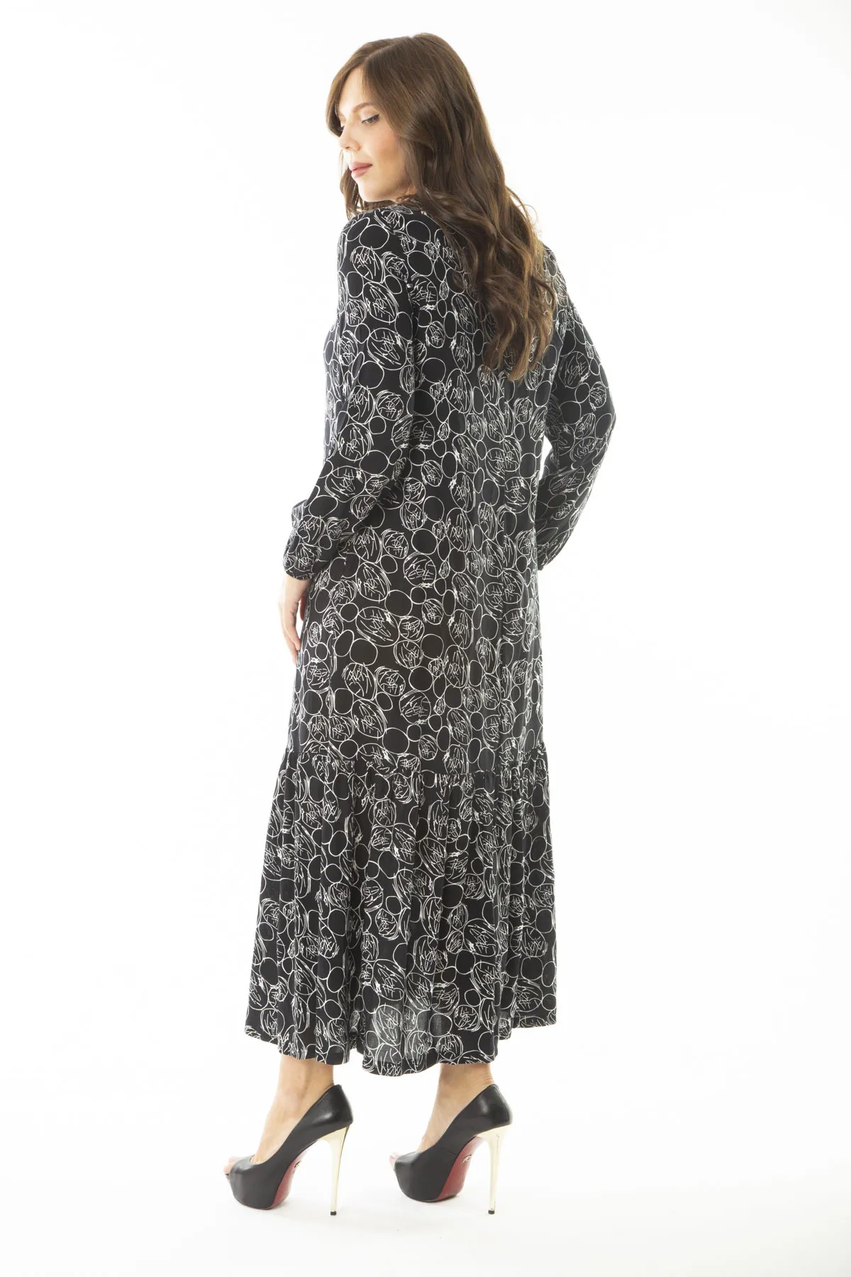 Şans  Damen-Kleid mit langen Ärmeln und gestuftem Saum aus gewebtem Viskosestoff in großer Größe in Schwarz 65N36885