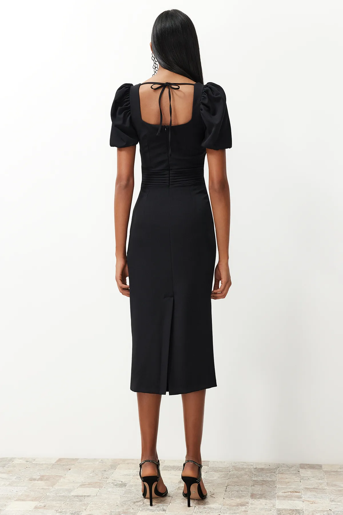 Trendyol Collection  Schwarzes, körperbetontes Webkleid mit Taillendetails TPRSS24EL00158