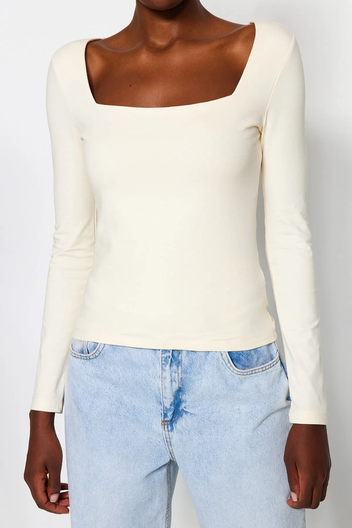 Trendyol Collection  Eng anliegende Strickbluse aus steingrauer, dehnbarer Baumwolle mit quadratischem Ausschnitt TWOAW24BZ00016