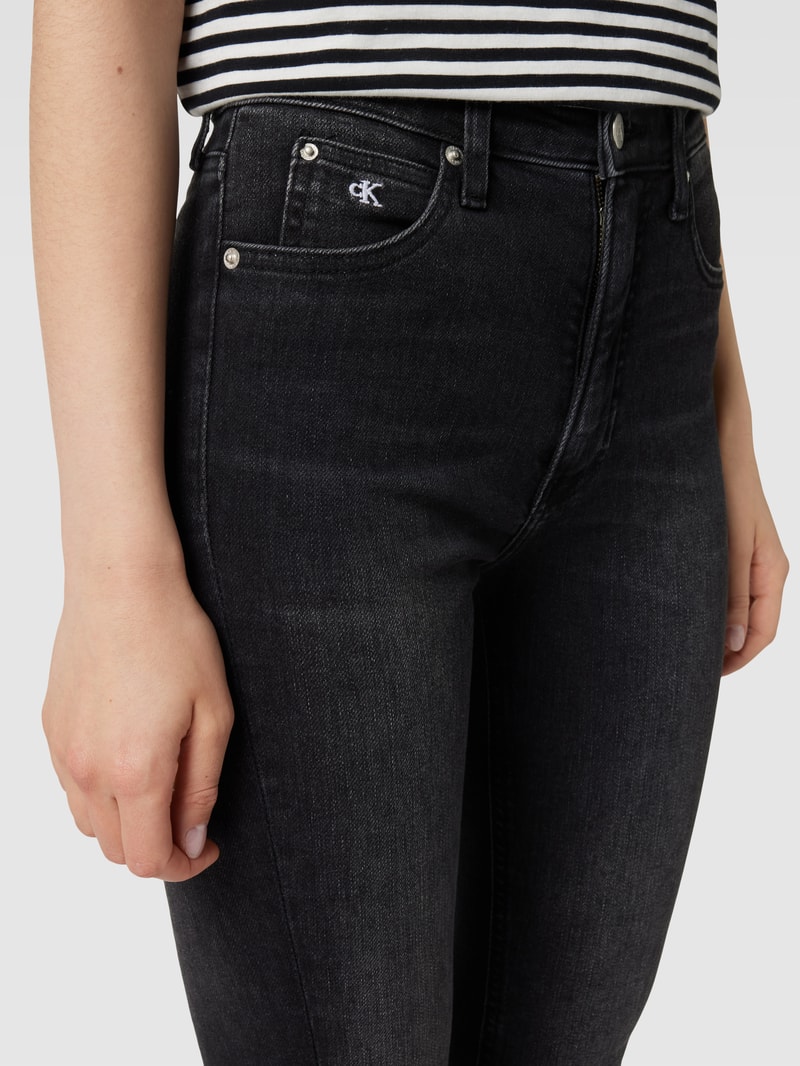 High Rise Jeans mit Label-Stitching in black