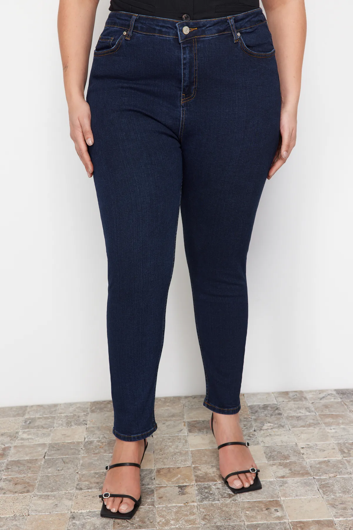 Trendyol Curve  Dunkelblaue, dehnbare Skinny-Jeans mit hoher Taille TBBSS22JE0075