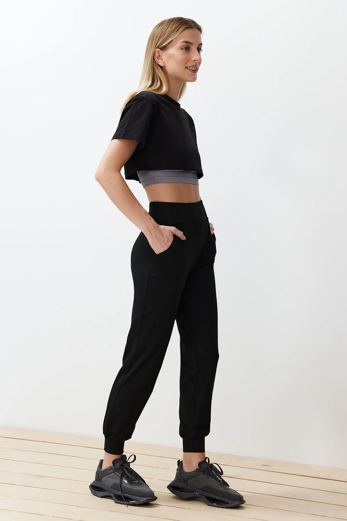 Trendyol Collection  Gestrickte Sport-Jogginghose aus schwarzem Taucher-/Tauchstoffgewebe mit bequemer Passform THMSS24EA00001