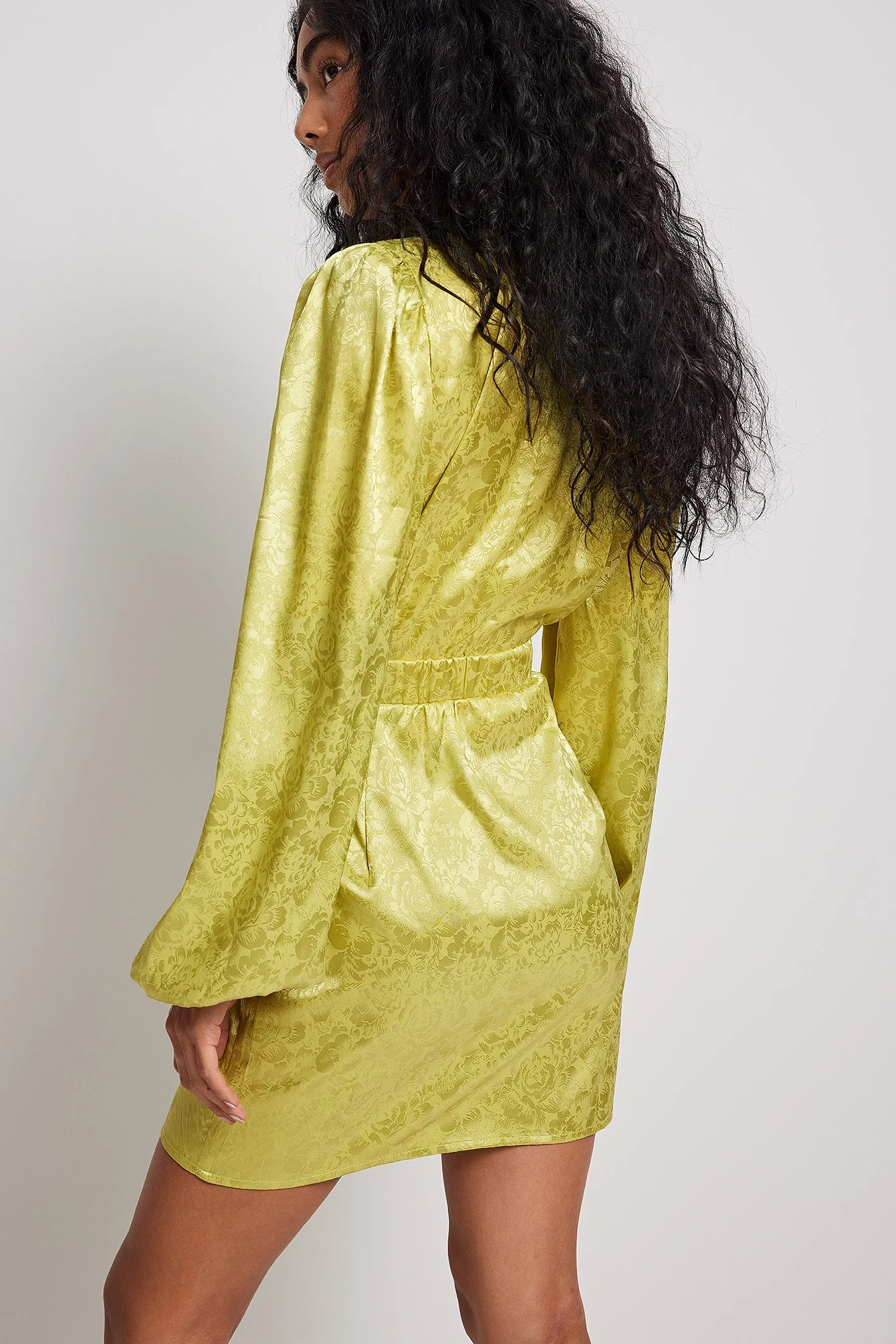 Minikleid aus Jacquard-Satin mit Cut-outs