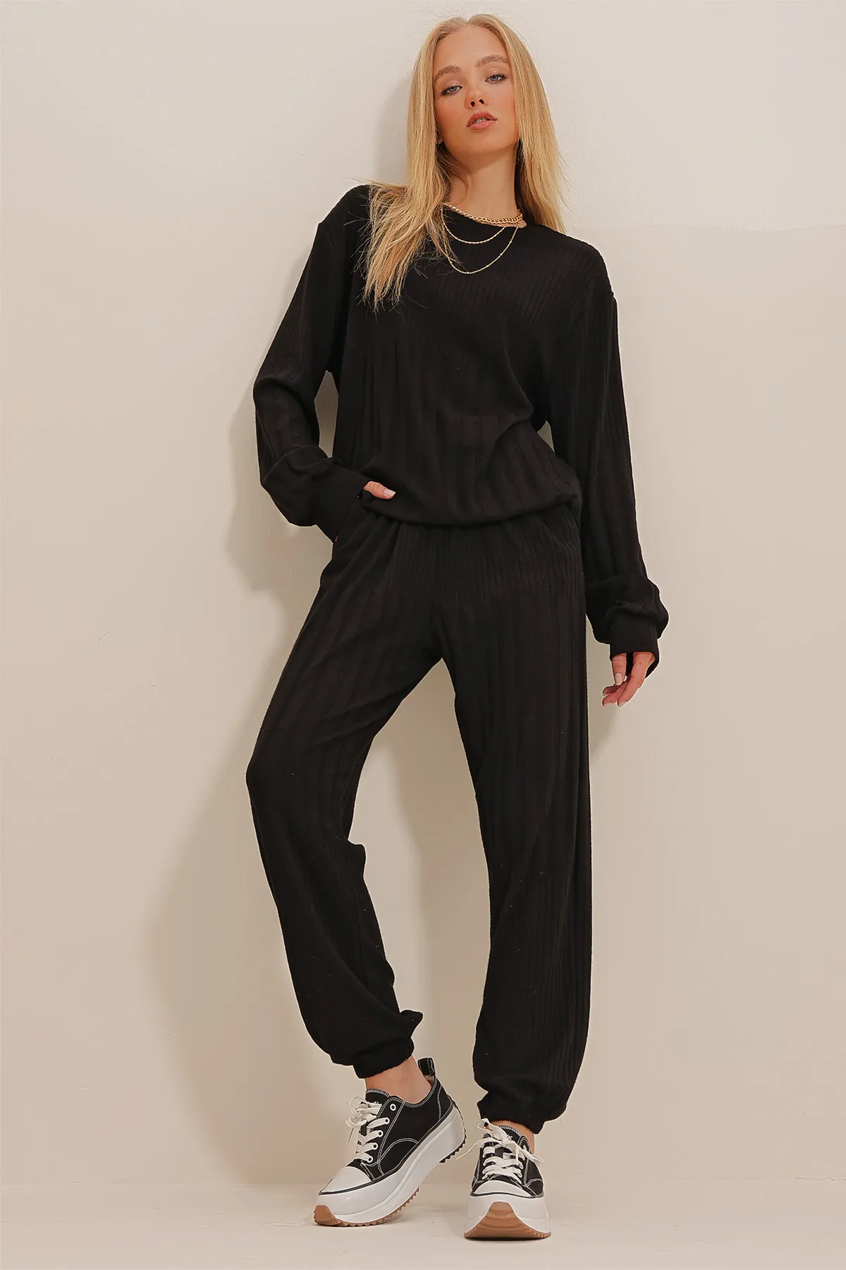 Trend Alaçatı Stili  Schwarzes Damen-Set aus Strickpullover mit Rundhalsausschnitt und Jogginghose mit Doppeltaschen ALC-X10985