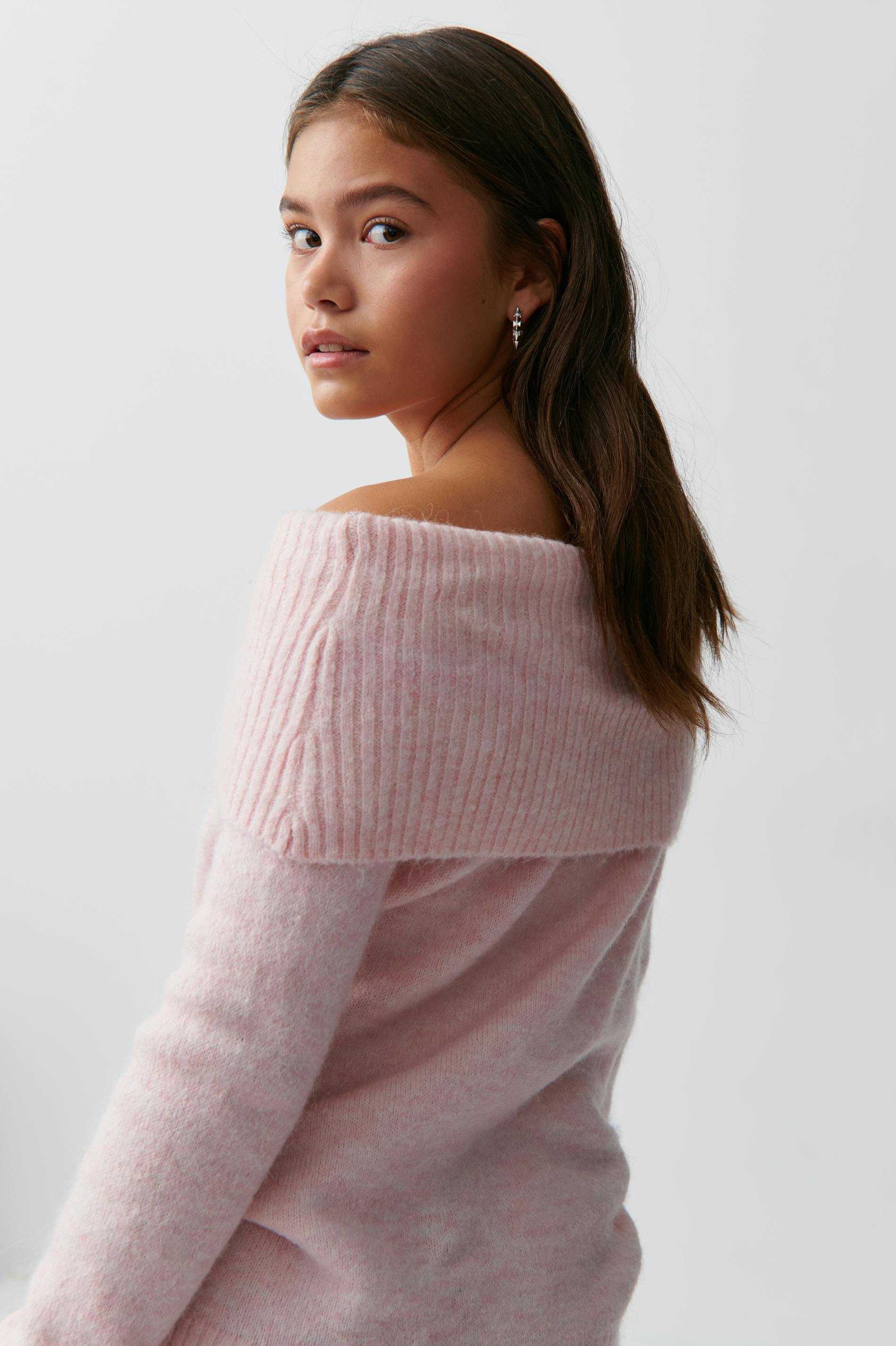 Y kn off shoulder sweater