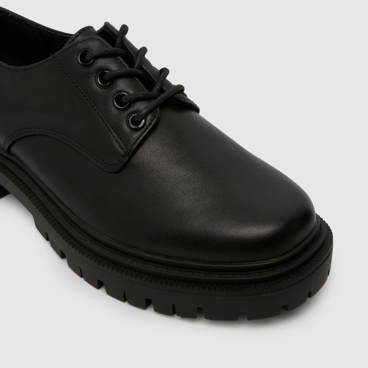 Schuh Leonora – Svarta platta skor i läder med snörning