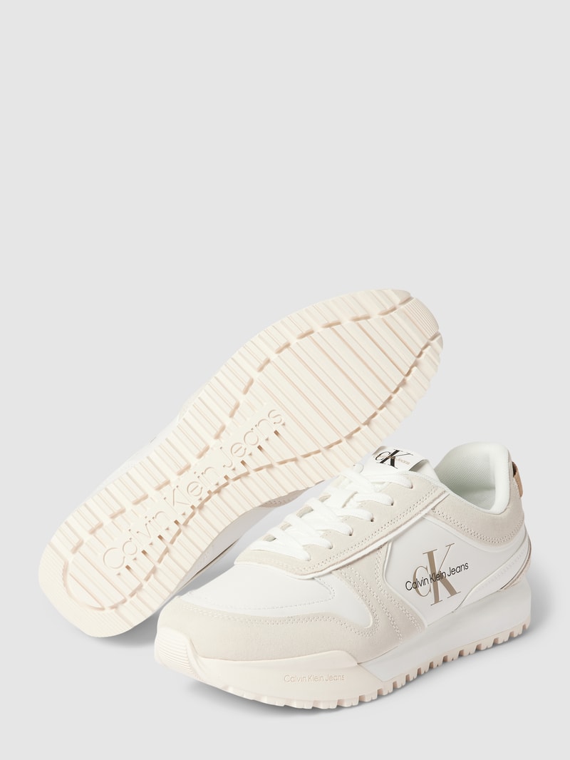 Sneaker mit Label-Details in beige