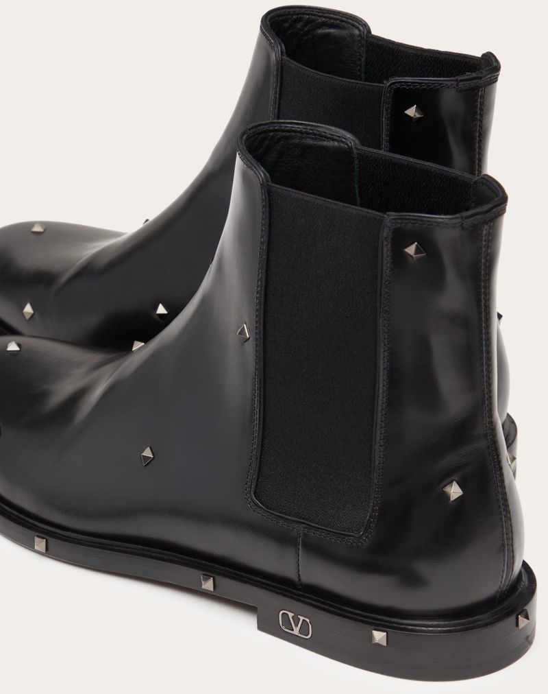Bota de cano curto ARISTOPUNK em couro de bezerro com tachas