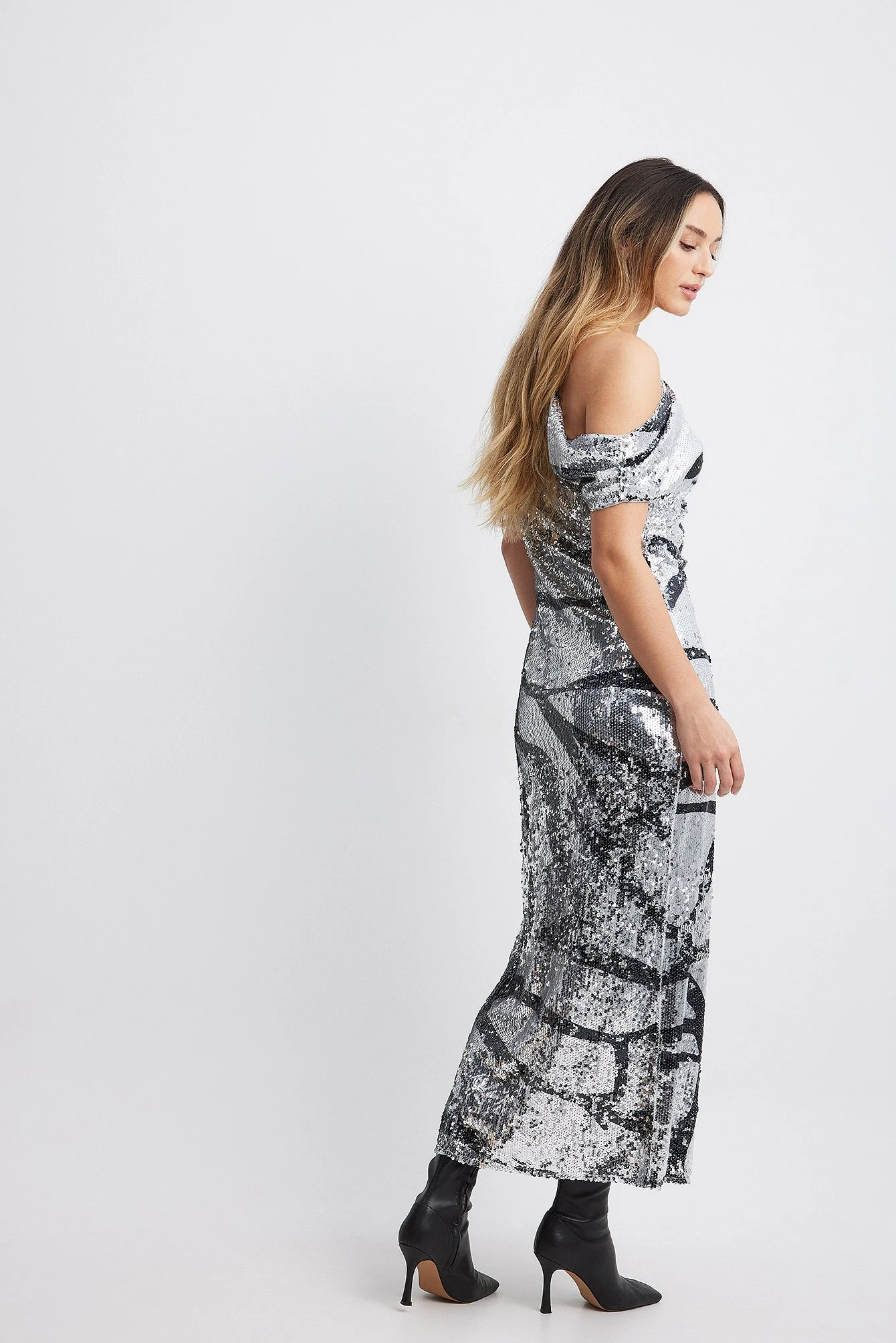 Pailletten-Midikleid mit offenem Rücken