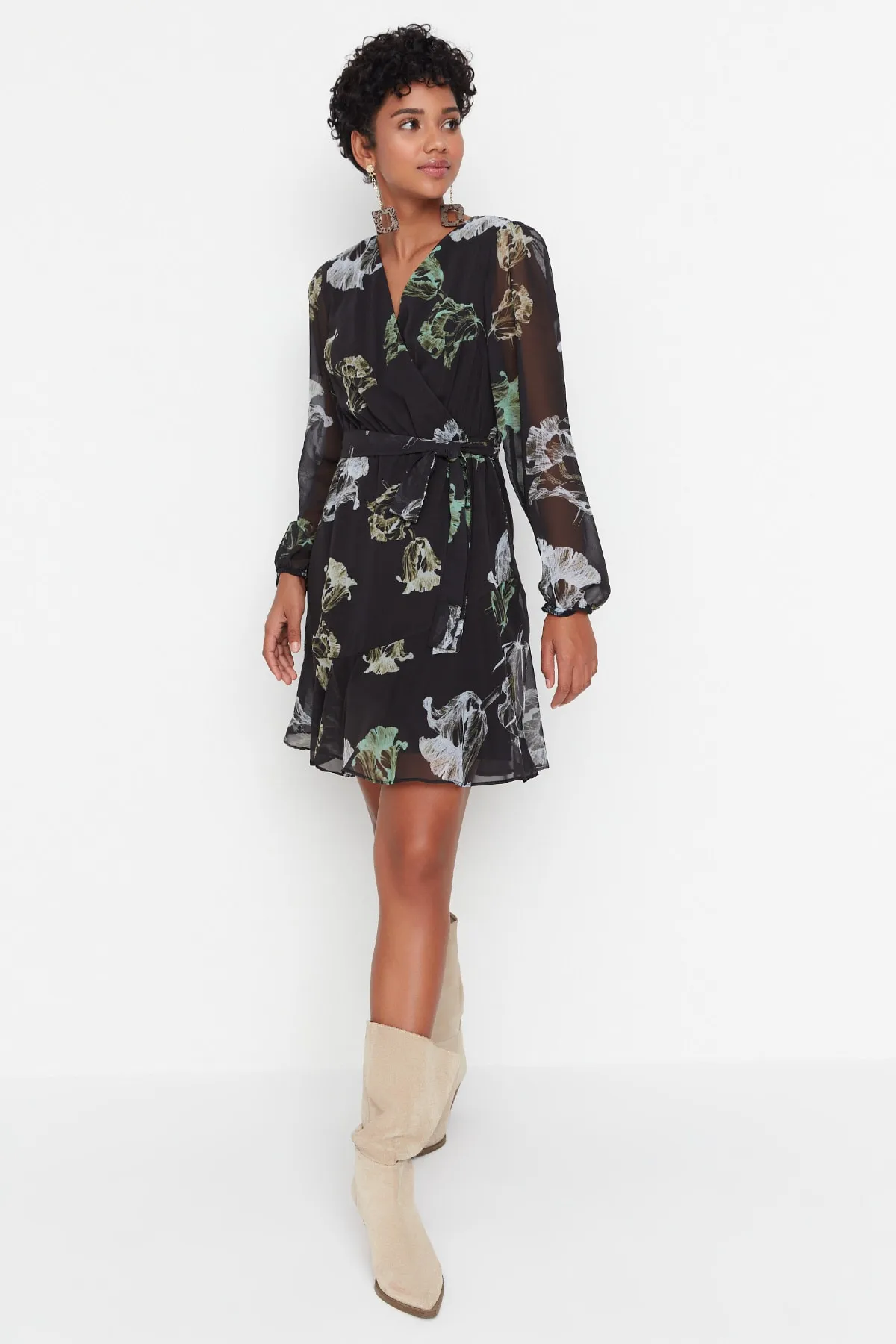 Trendyol Collection  Schwarzes, gemustertes Webkleid mit Gürtel TWOAW23EL00349