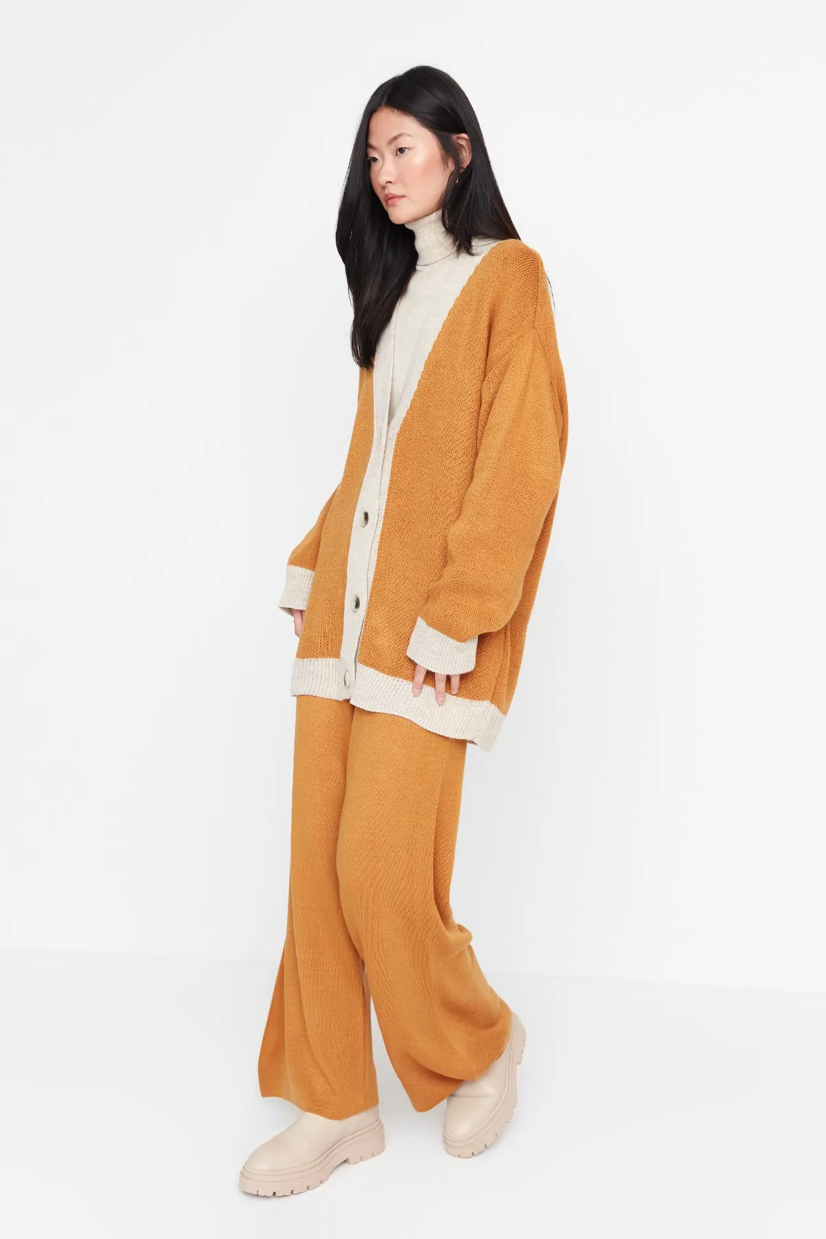 Trendyol Modest  Senfgelbes Strickset mit Strickjacke und Hose mit Streifendetail TCTAW22AU0156