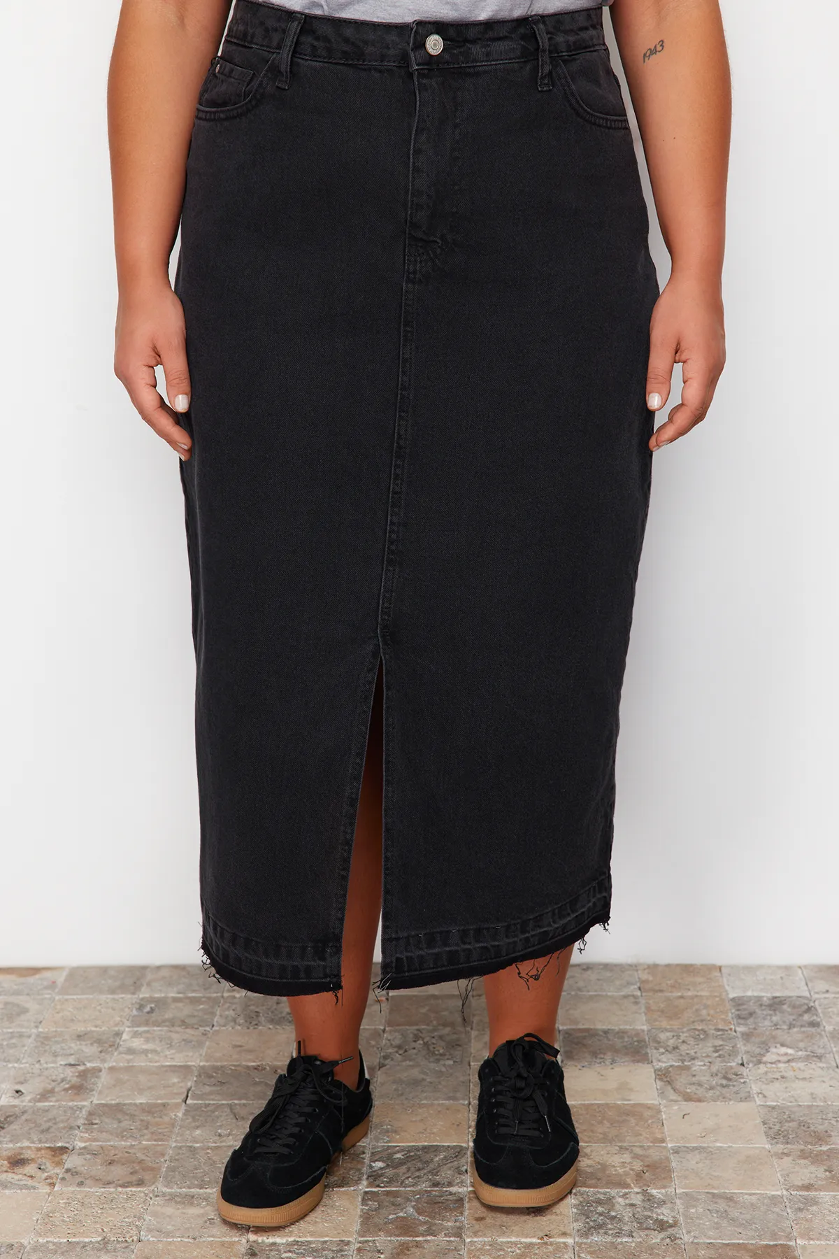 Trendyol Curve  Schwarzer Denim-Rock in großen Größen TBBSS23AZ00054