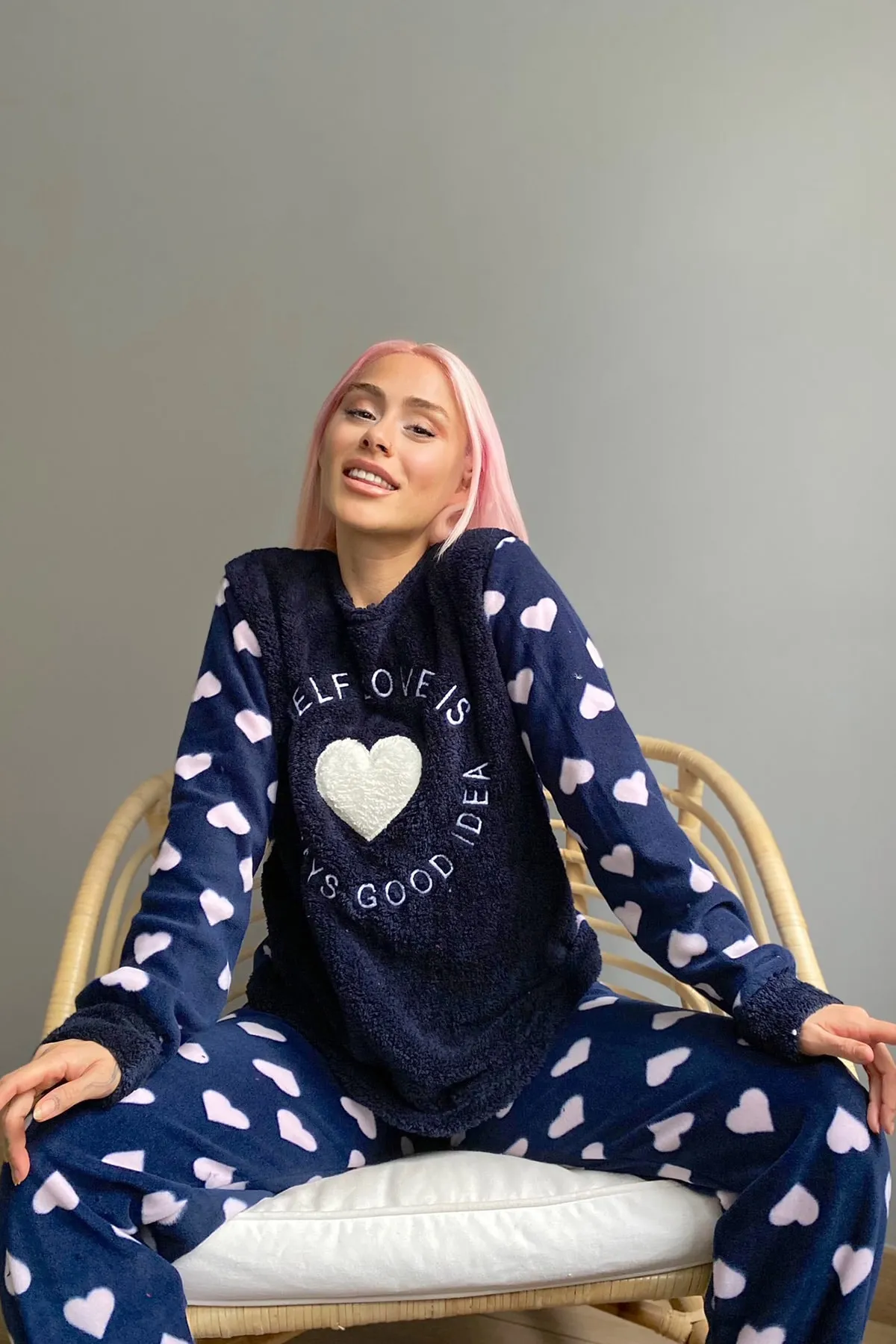Pijamaevi  Marineblaues, gemustertes Plüsch-Pyjama-Set für Damen mit Selbstliebe-Motiv