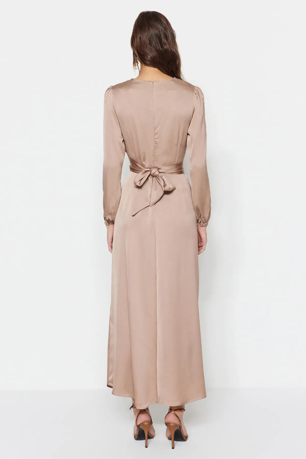 Trendyol Modest  Abendkleid aus Satin mit steinfarbenem Kreuz und Bindedetail TCTAW22EB0105