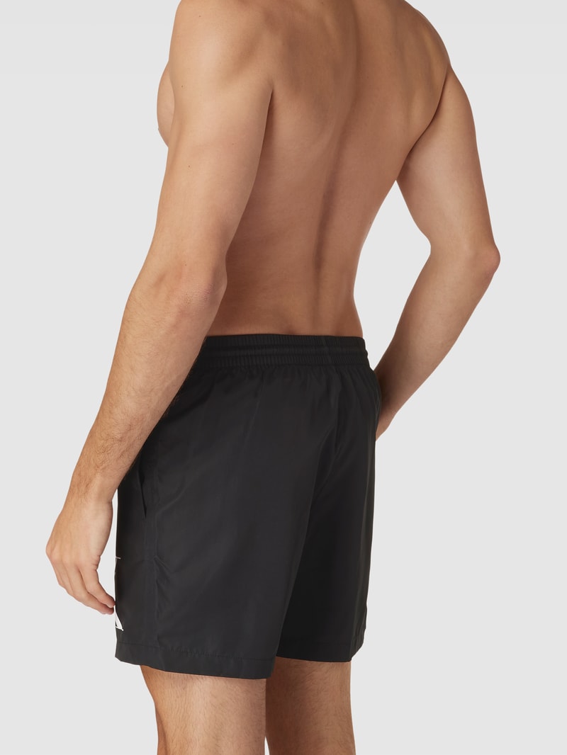Badehose und Strandtuch im Set in schwarz