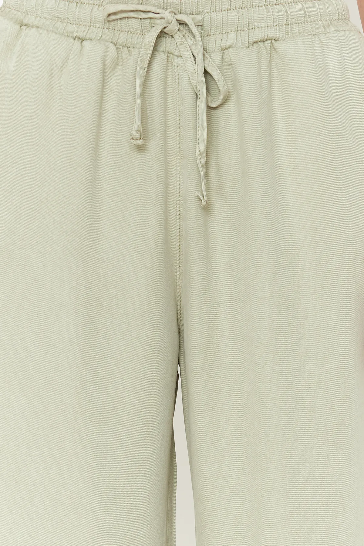 Trendyol Collection  Mintgrüne Culotte-Jeans mit hoher Taille und elastischem Bund, 100 % Tencel™ TWOSS24JE00285