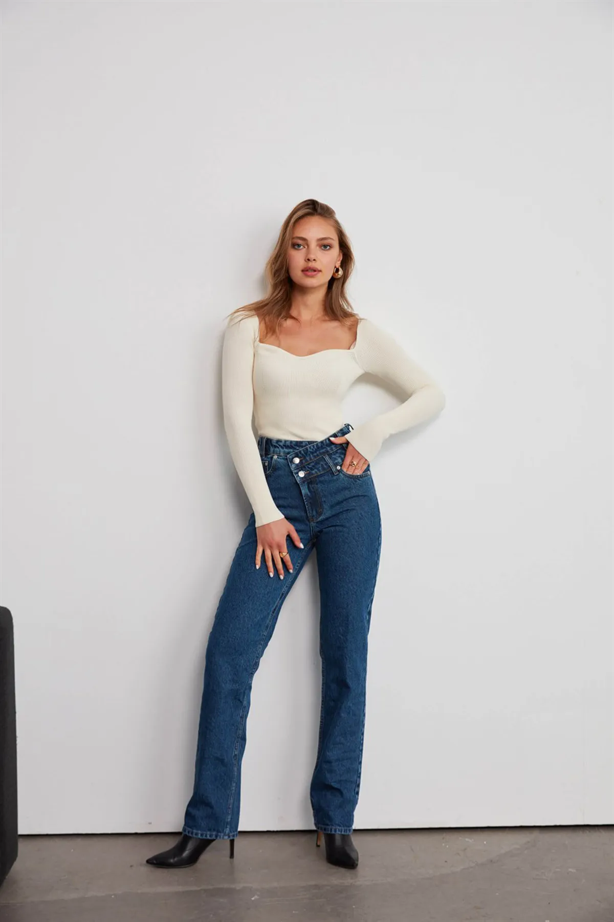 VATKALI  Gerippter Pullover mit herzförmigem Ausschnitt in Creme