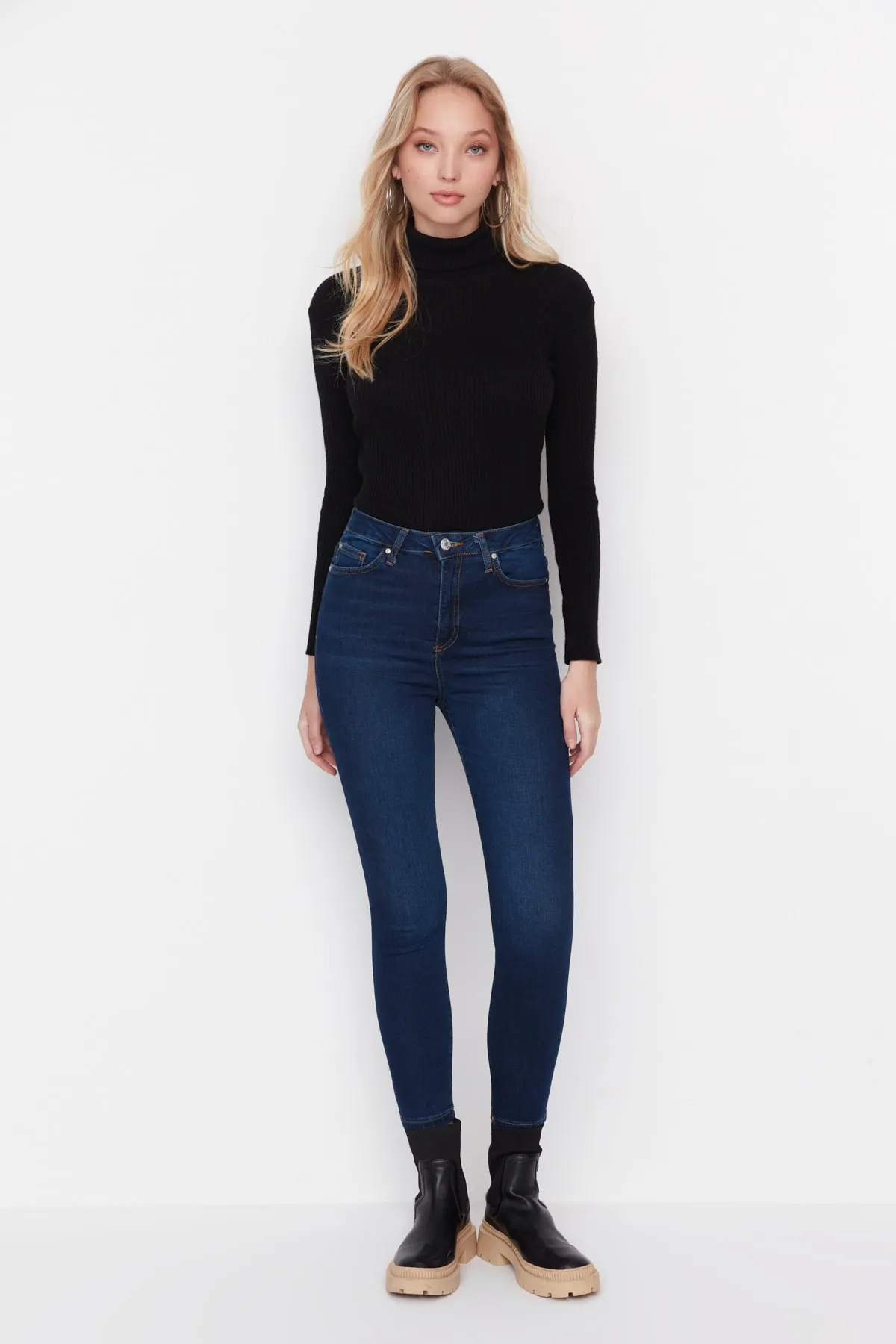 Trendyol Collection  Marineblaue Skinny-Jeans mit superhoher Taille TWOSS22JE0560