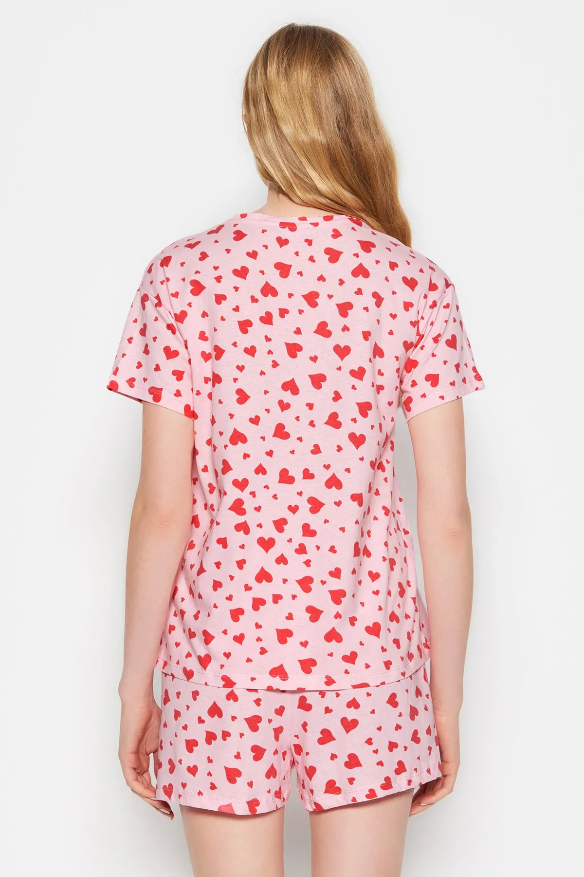 Trendyol Collection  Rosa gestricktes Pyjama-Set mit T-Shirt und Shorts aus 100 % Baumwolle mit Herzmuster THMSS23PT00013