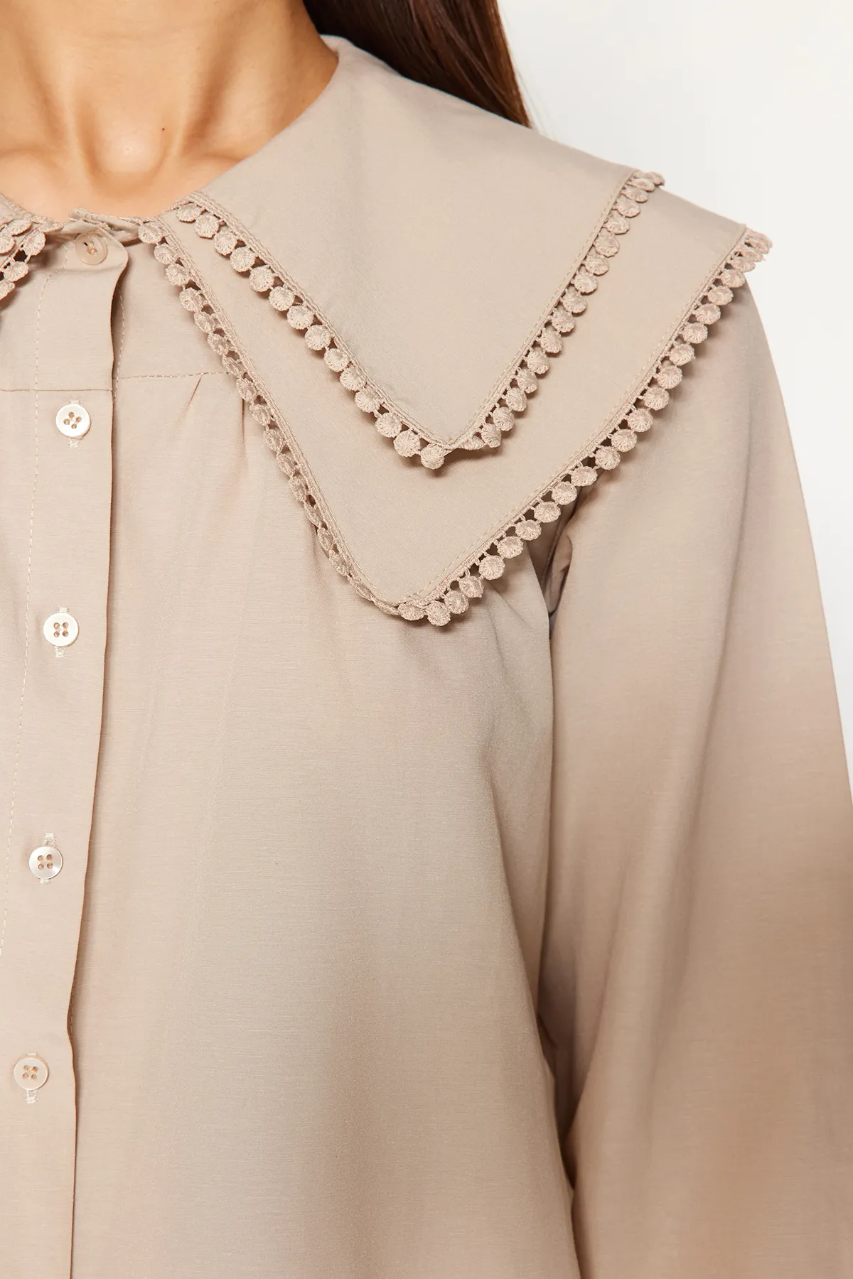 Trendyol Modest  Gewebtes Hemd mit Steinkragen und Bommeldetails TCTSS22GO0335