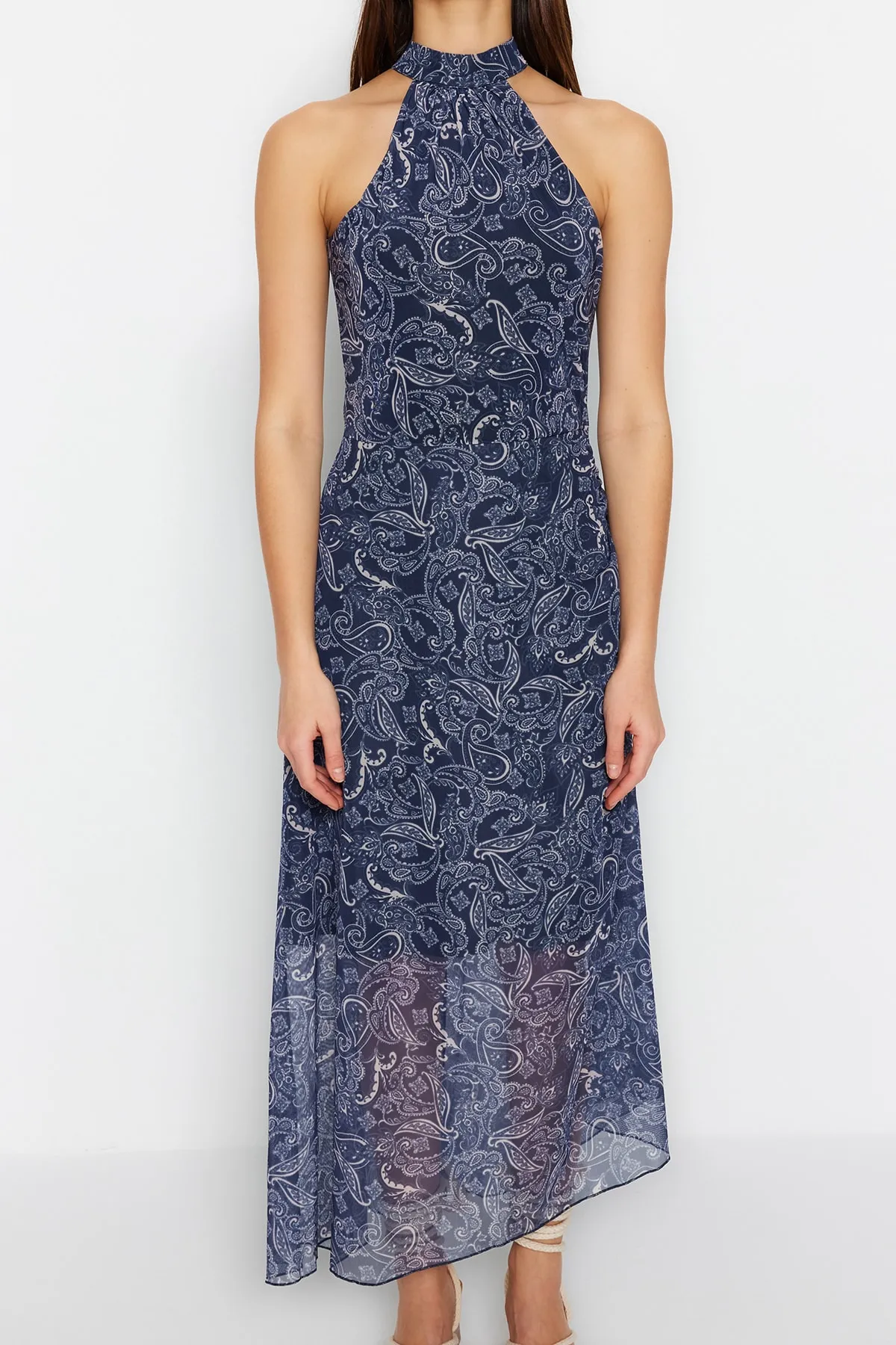 Trendyol Collection  Marineblaues Neckholder-Midikleid aus bedrucktem Tüll TWOSS23EL02214