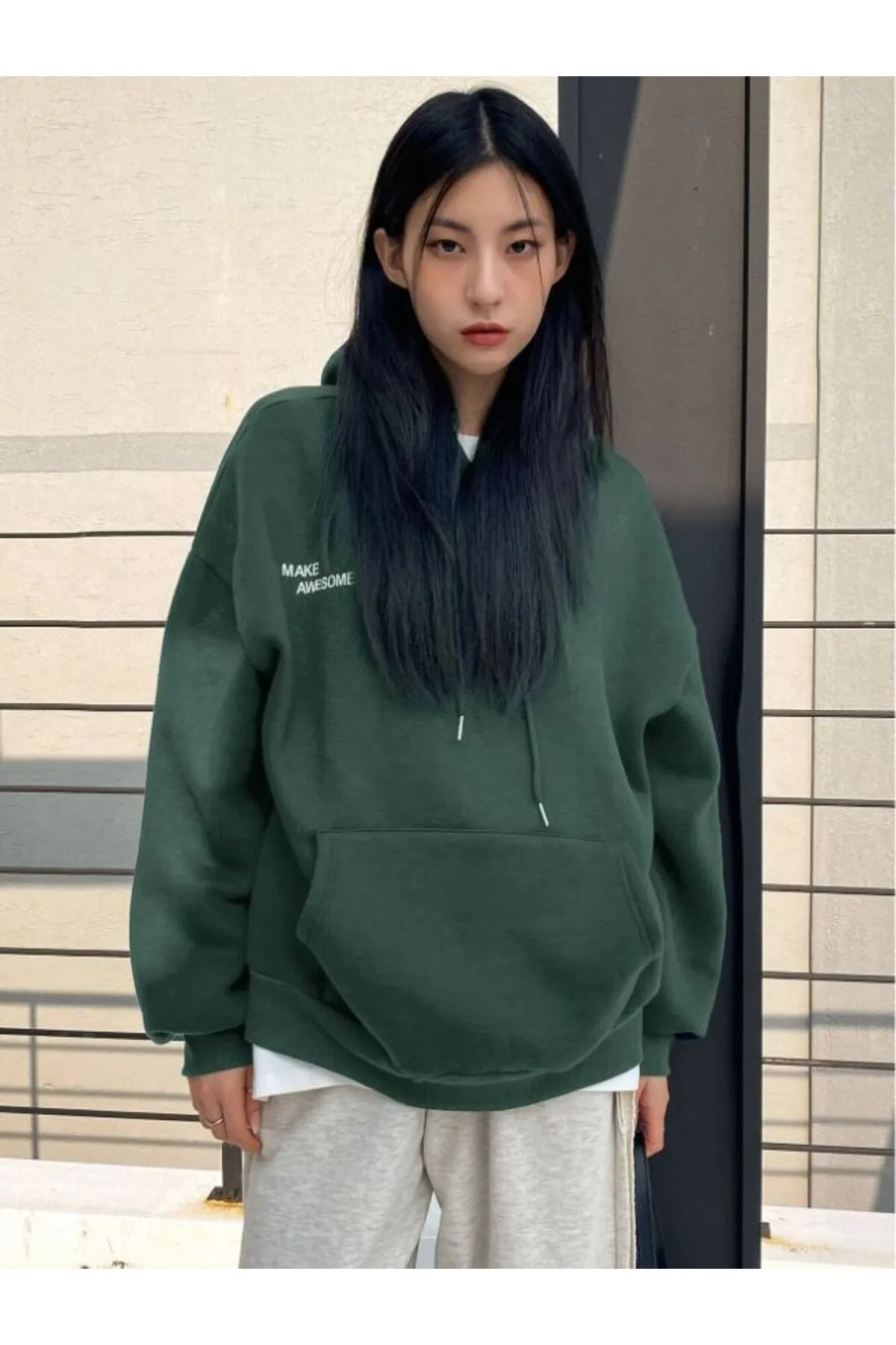 Know  Dunkelgrünes Damen-Sweatshirt mit Kapuze und Aufdruck „Confidence“.