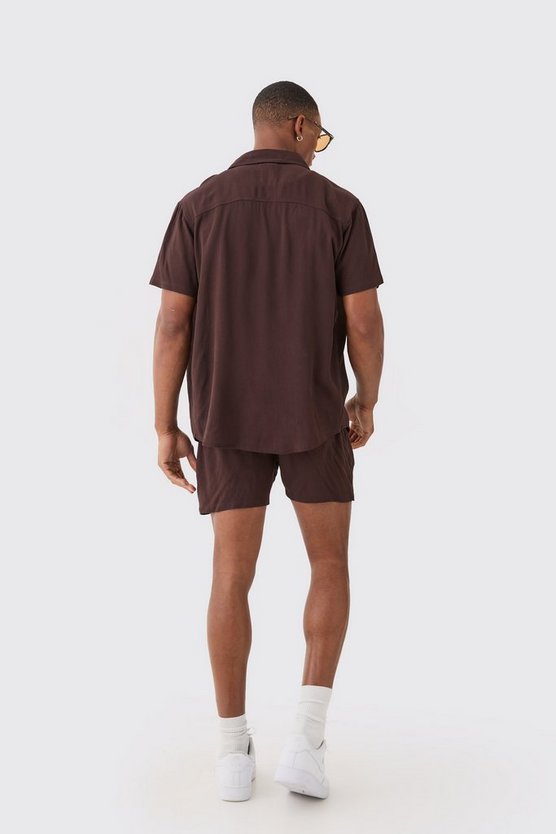 Kurzärmliges Hemd und Shorts