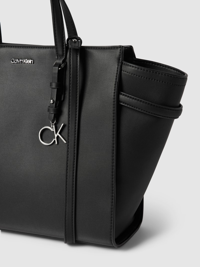 Handtasche mit Label-Applikation in schwarz