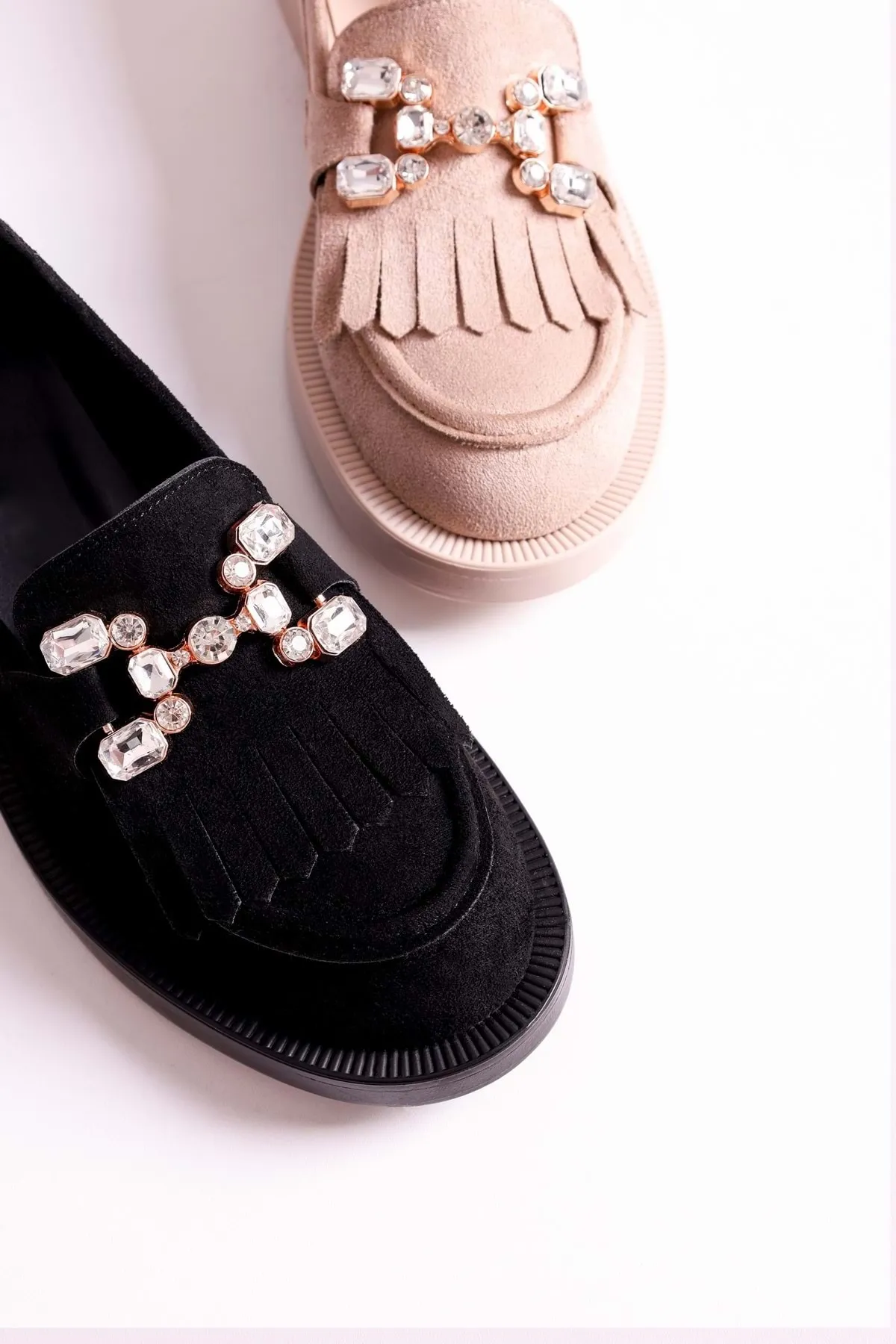 Shoeberry  Damen-Loafer Maeve aus schwarzem Wildleder in Stone-Optik. Schwarzes Wildleder