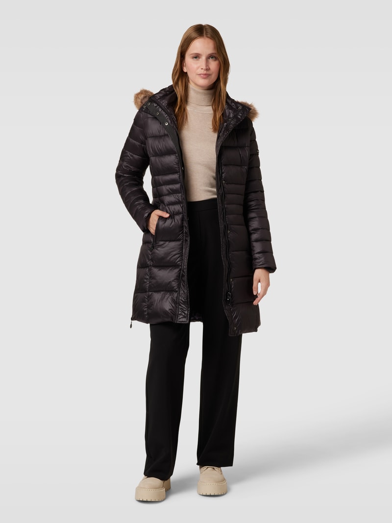 Steppjacke mit Label-Detail in schwarz