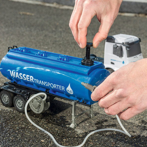 Ferngesteuerter Mercedes-Benz Wassertransporter, blau