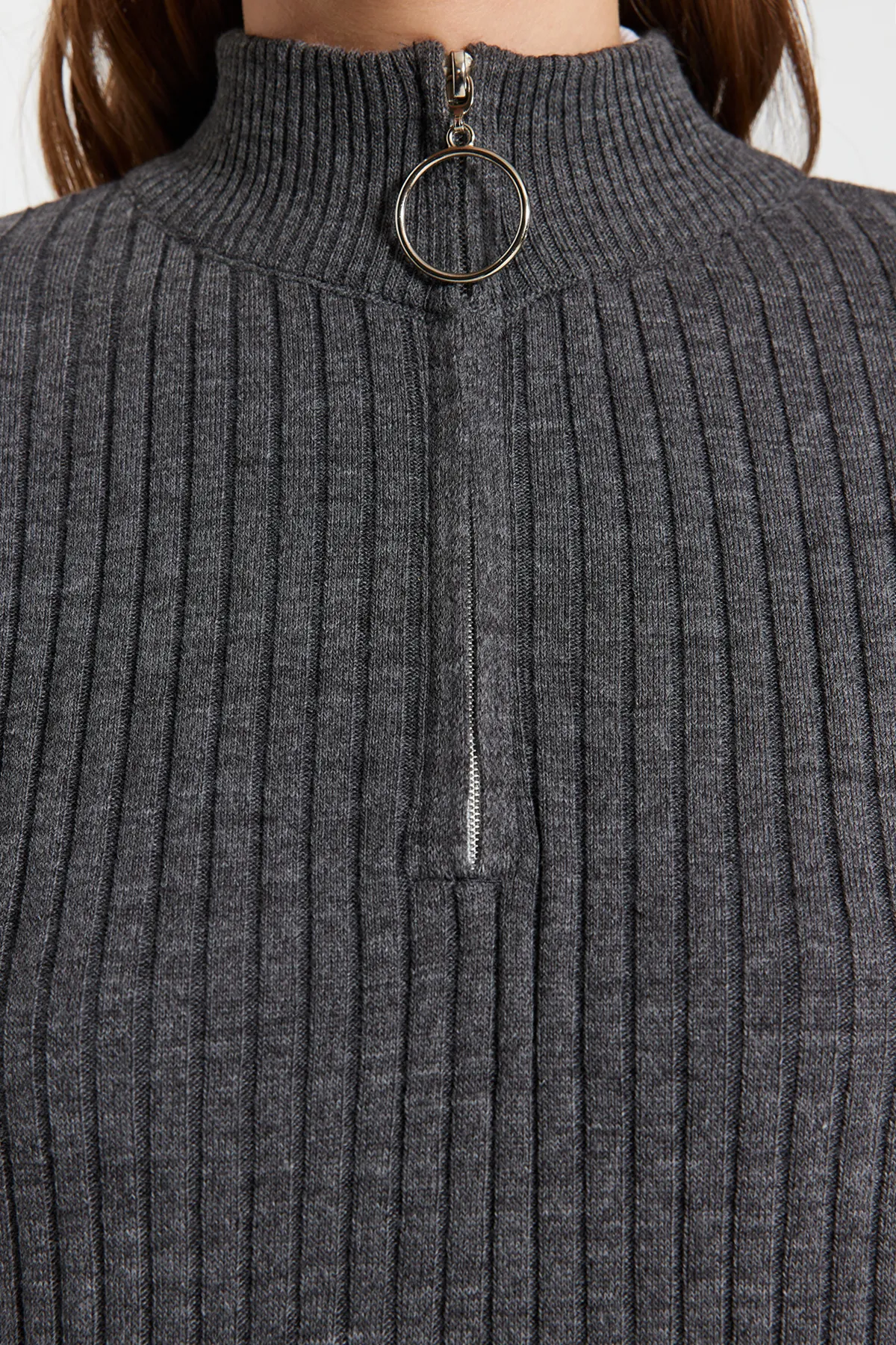 Trendyol Modest  Anthrazitfarbenes Rippstrickkleid mit Kragen und Reißverschluss TCTAW24EB00128