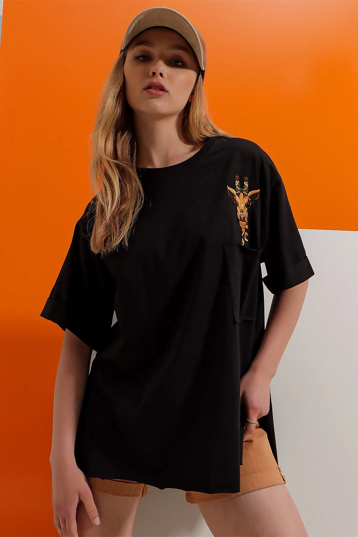 Trend Alaçatı Stili  Schwarzes Damen-T-Shirt mit Rundhalsausschnitt und Giraffen-Stickerei, doppelärmelig, lasergeschnitten, Oversize-T-Shirt ALC-X8475