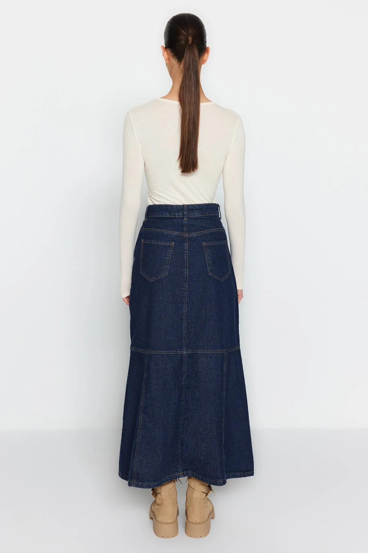 Trendyol Modest  Indigoblauer Jeansrock mit A-Form-Nähten und Detail TCTAW24EE00001