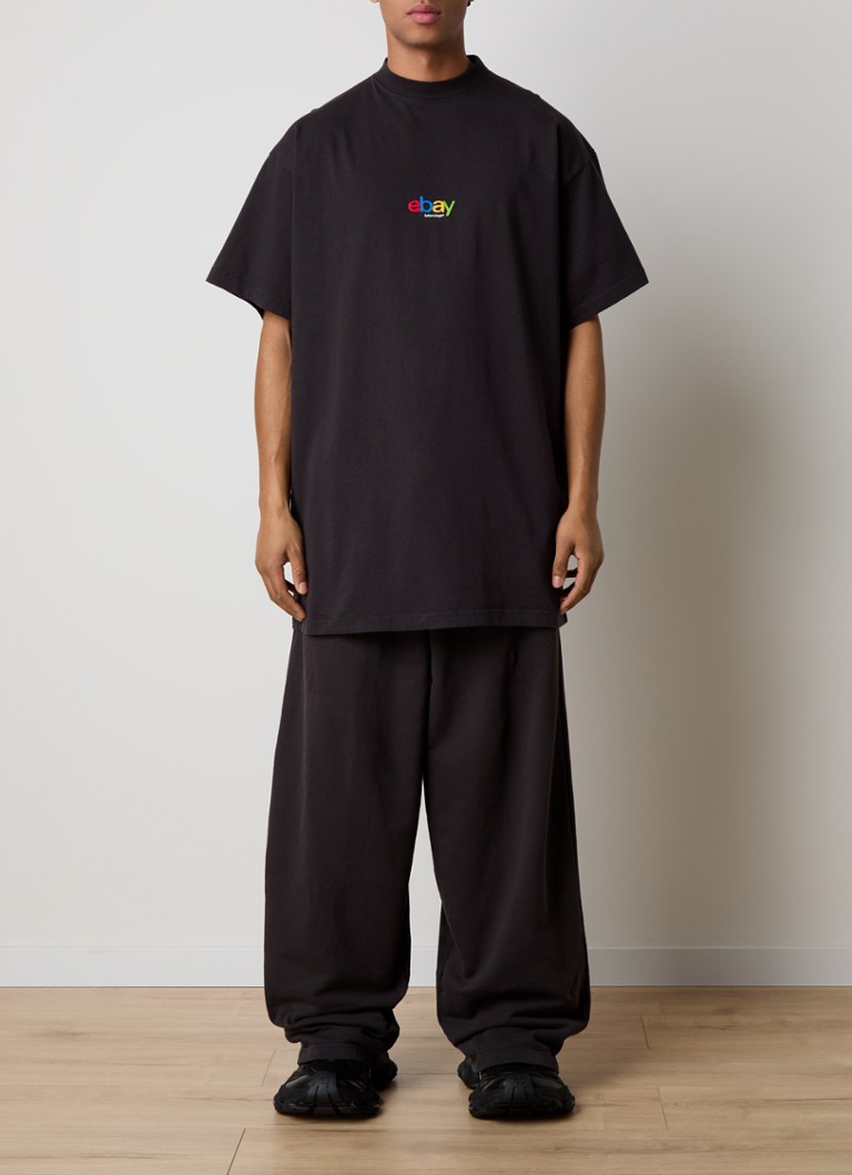 Balenciagan ylisuuri t-paita logolla